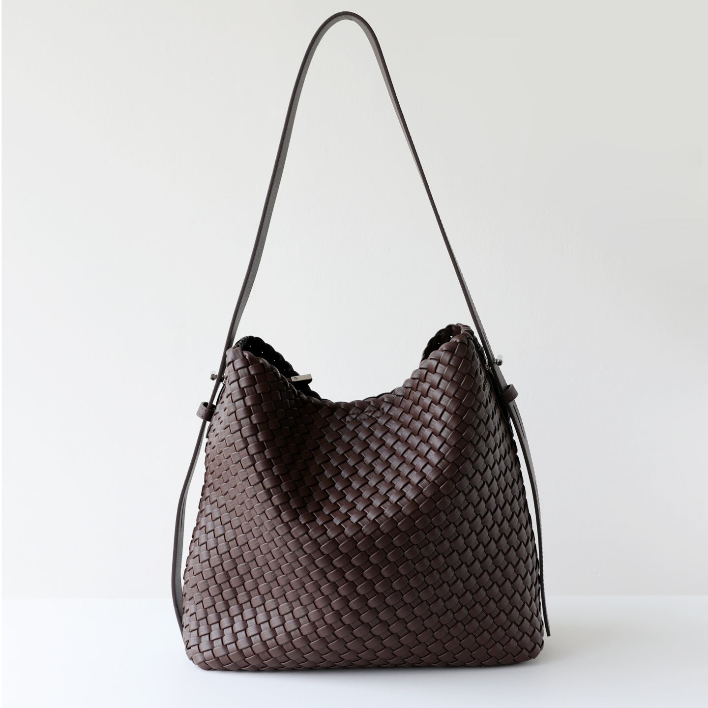 High-grade Handmade Woven Large Capacity Commuter Underarm Mother Leisure Bucket Bag