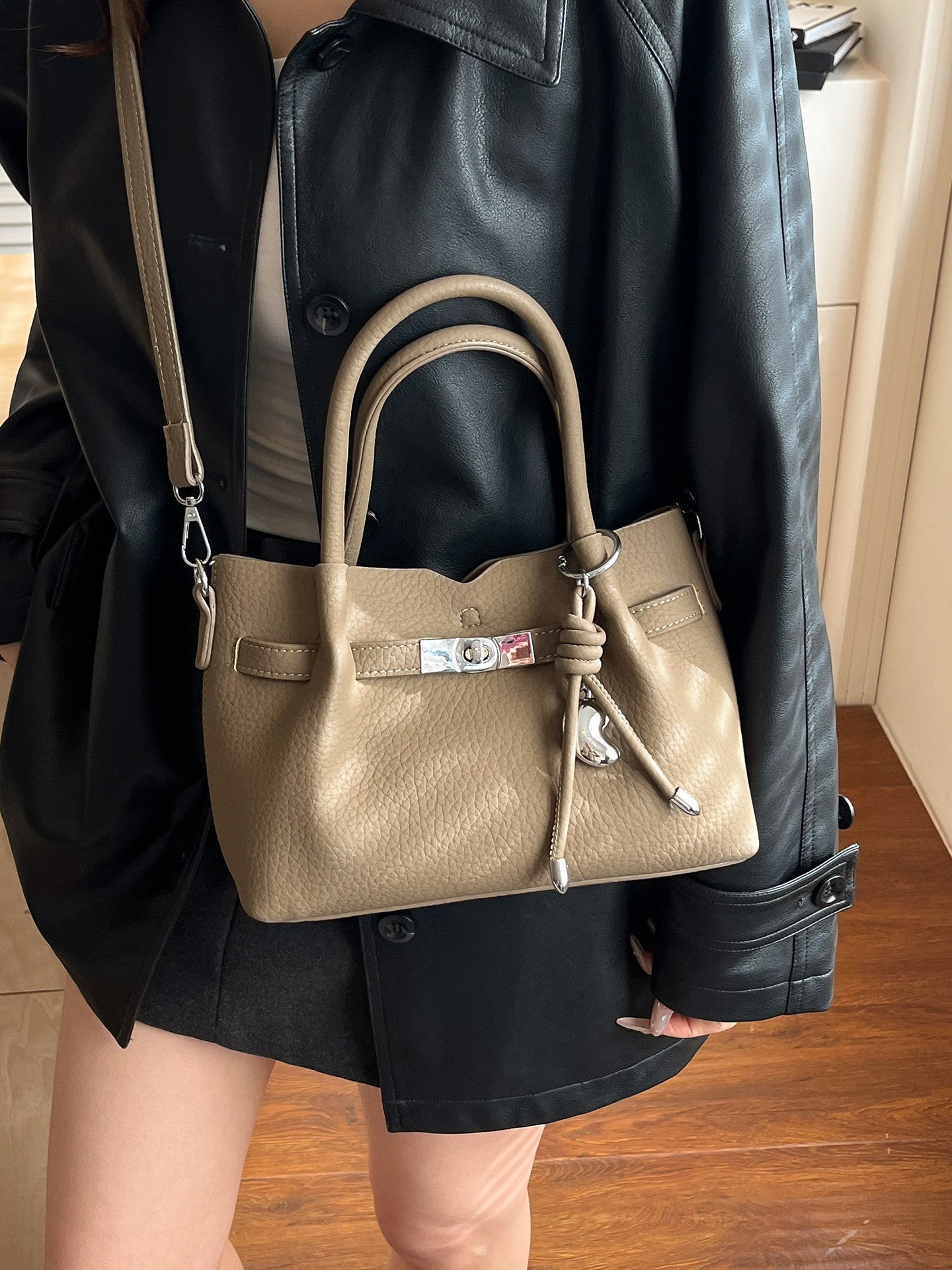 Versatile Female Simple Advanced Texture Commuter Underarm Bag