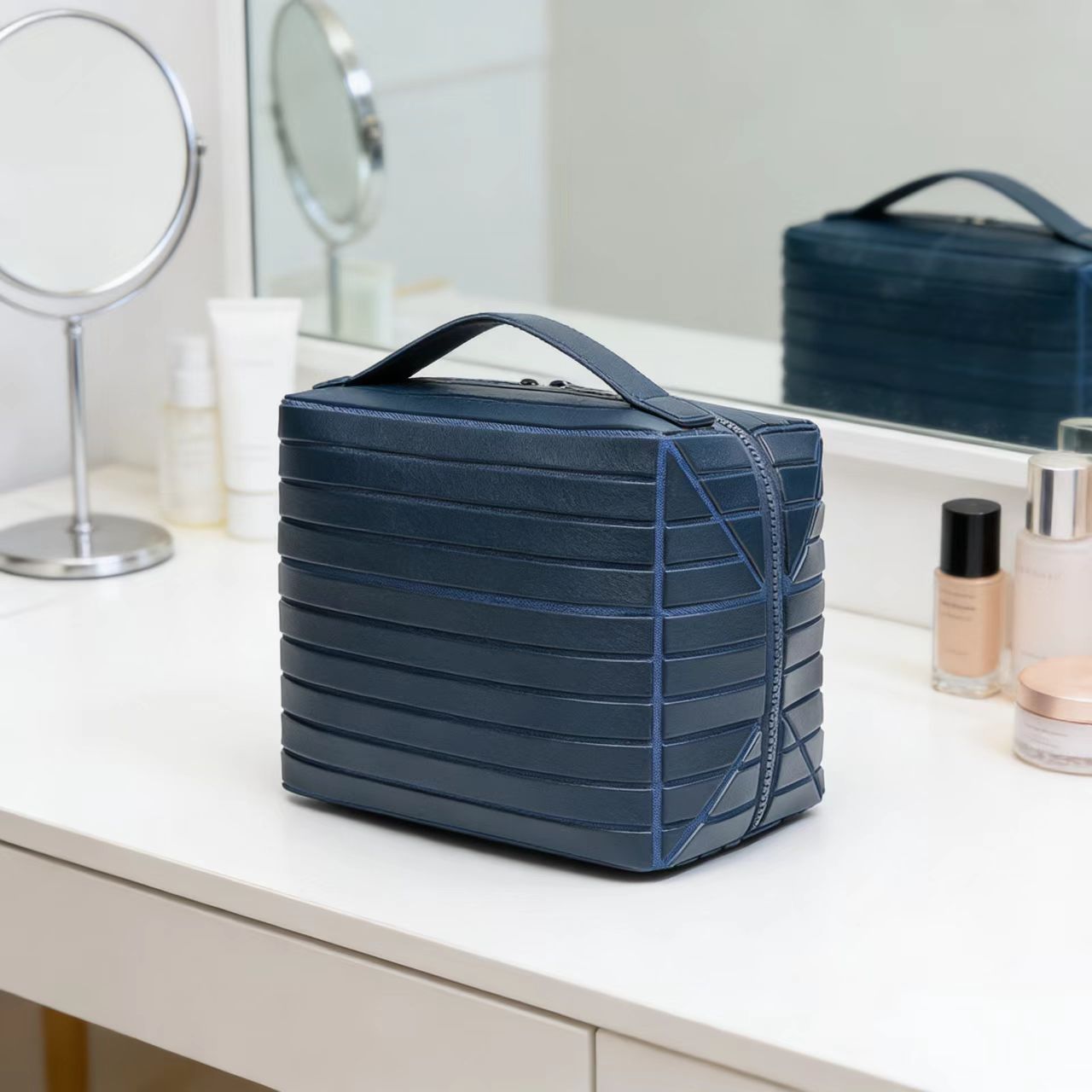Practical Large Capacity Beautiful Storage Commuter Striped Three-dimensional Makeup Bag