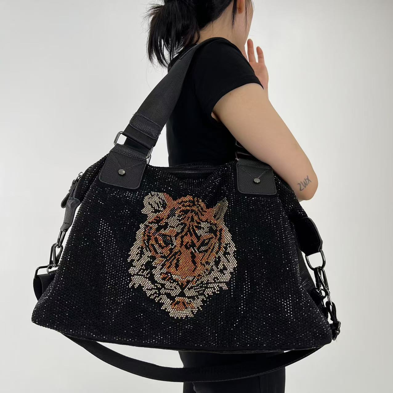 Women's Fashion Diamond Decorations Personalized Large Capacity Retro Shoulder Bags