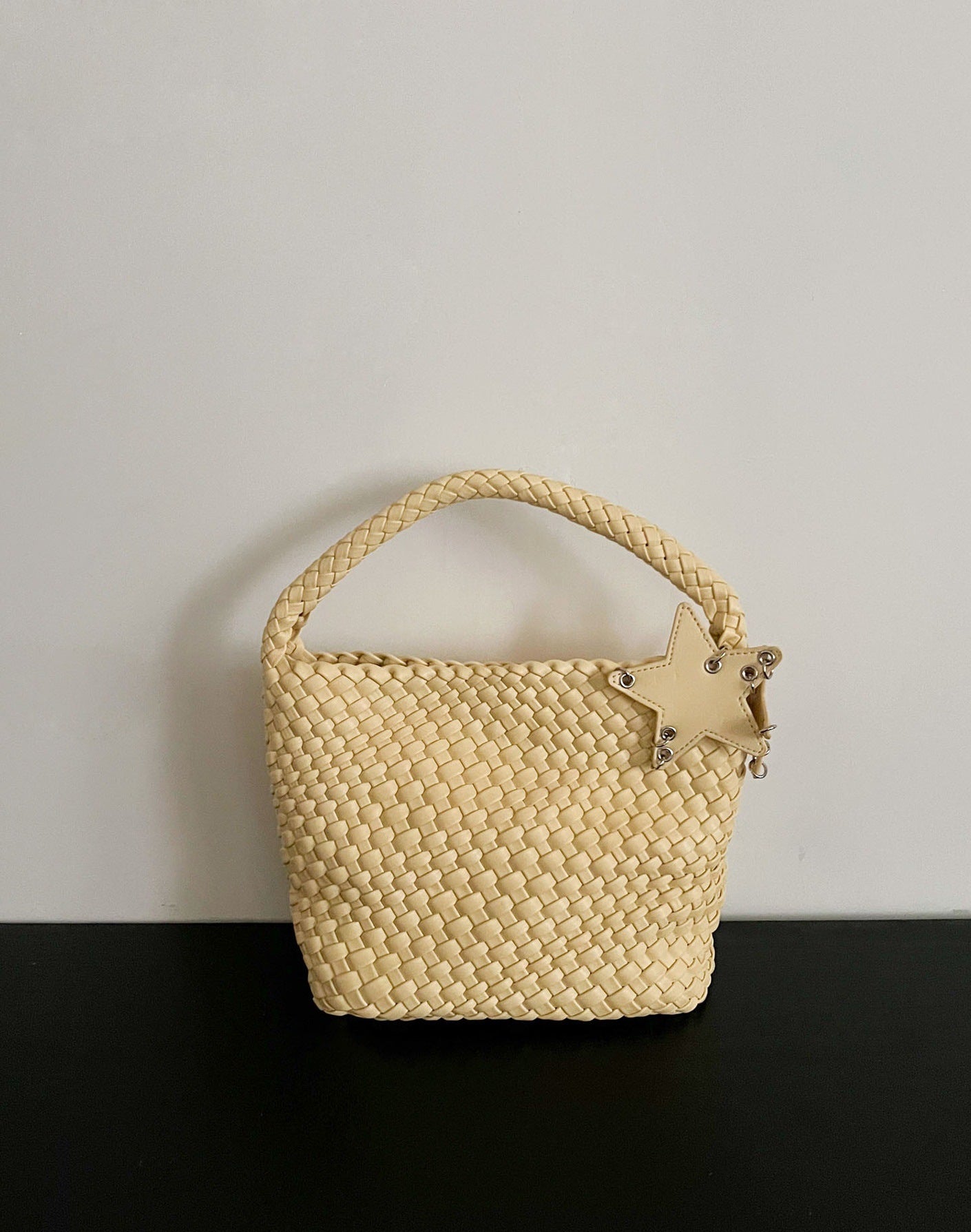 Women's Hand-woven Underarm High-grade Sensitive Hand-held Fashion Bags