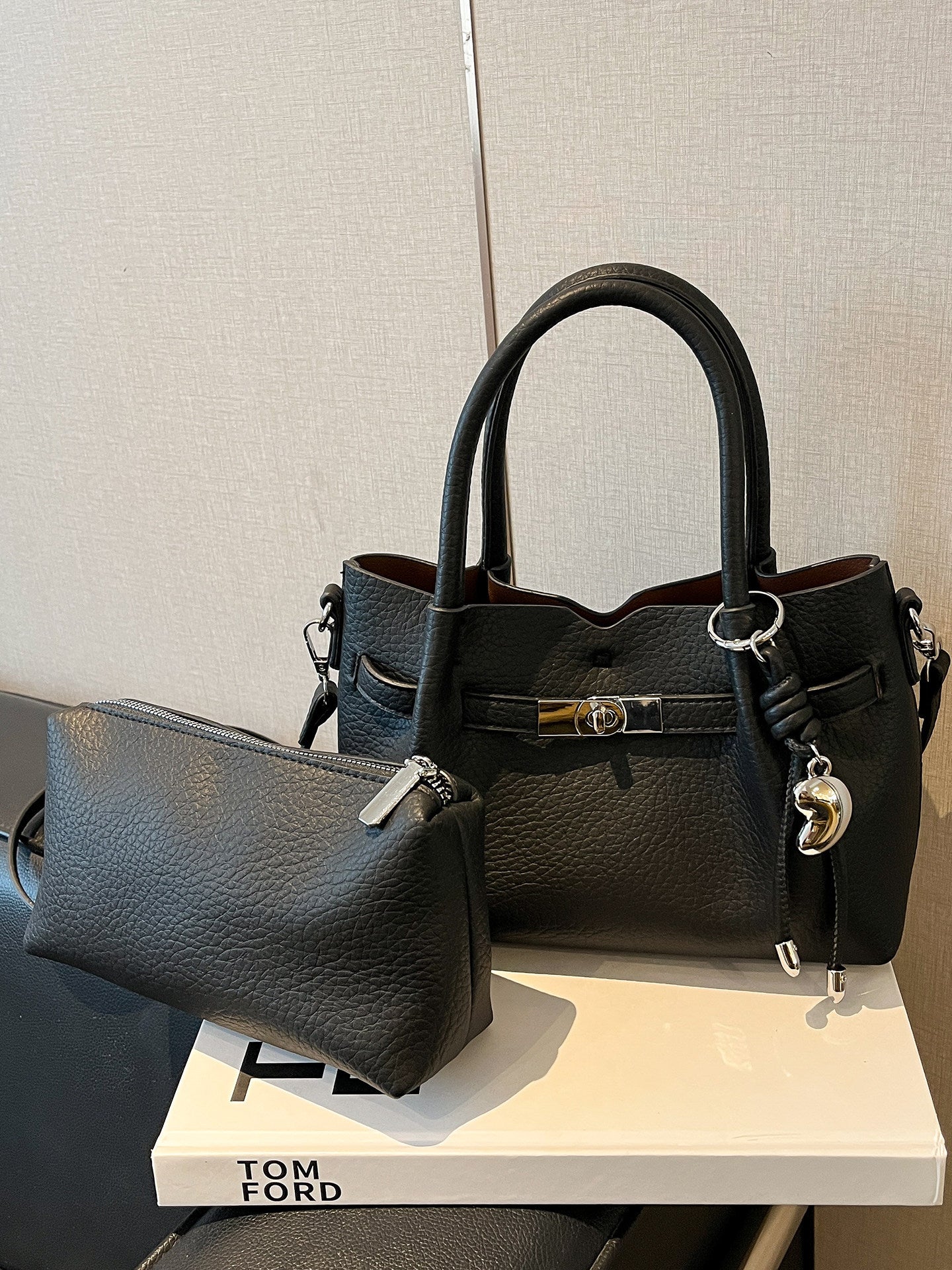Versatile Female Simple Advanced Texture Commuter Underarm Bag