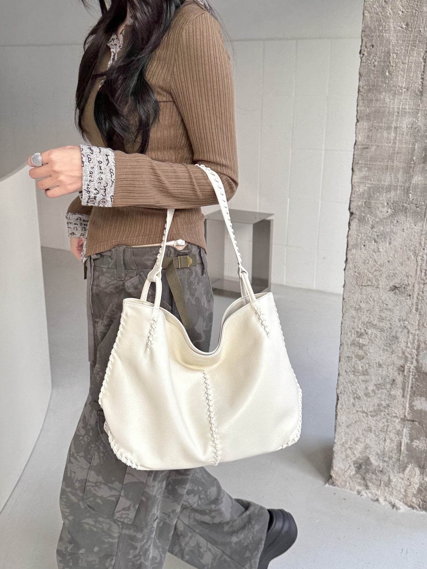 Women's Top Layer Cowhide Large Capacity Commuter Simple Woven Stitching Underarm Bag