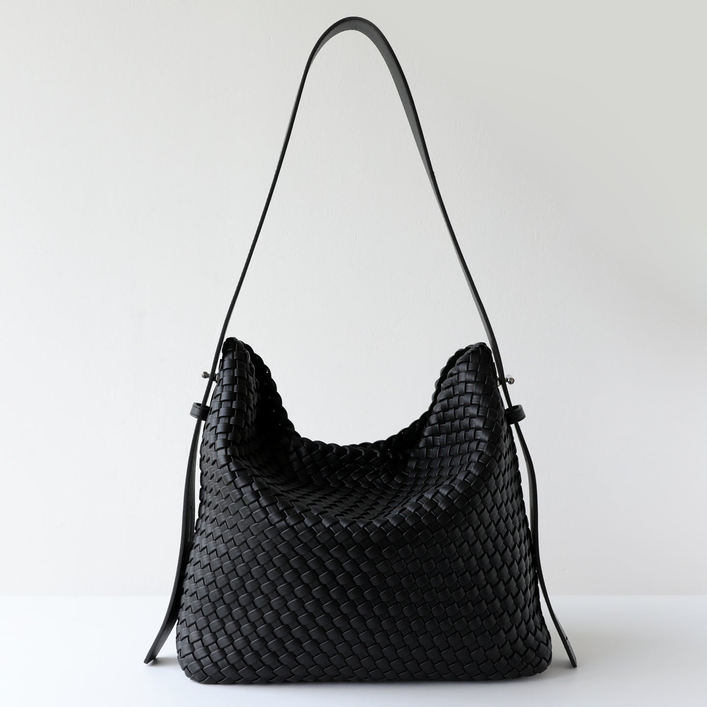High-grade Handmade Woven Large Capacity Commuter Underarm Mother Leisure Bucket Bag