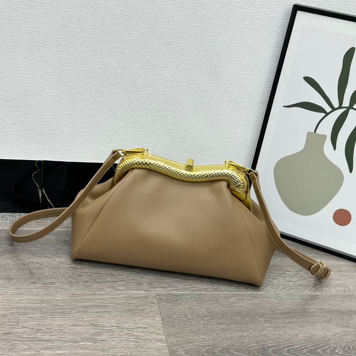 Women's Snake-shaped Clip Exquisite Retro Cloud Underarm Bag