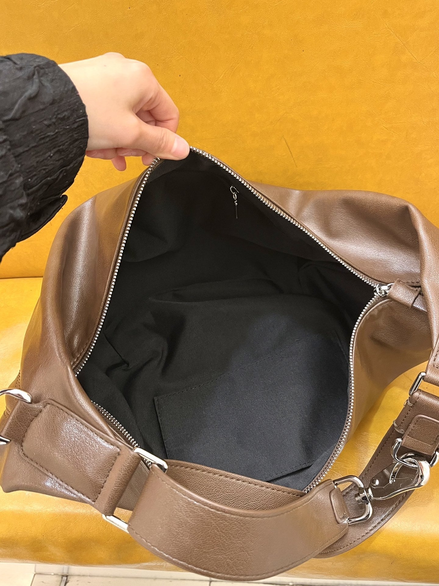 Ge Large Capacity Commuter Croissant Soft Bags