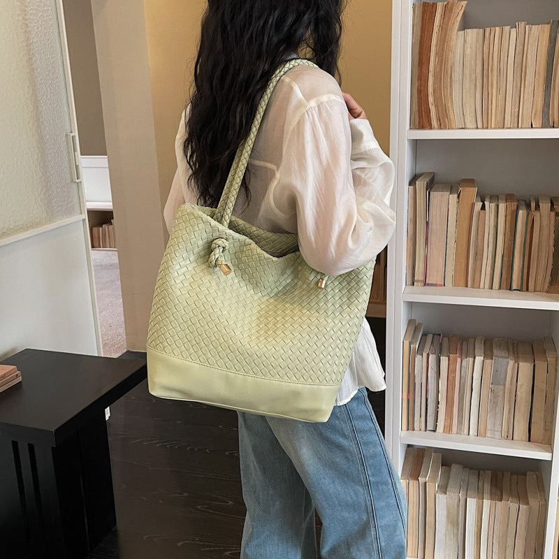 Women's High-grade Hand-woven Fashion Commuter Vintage Bucket Bag