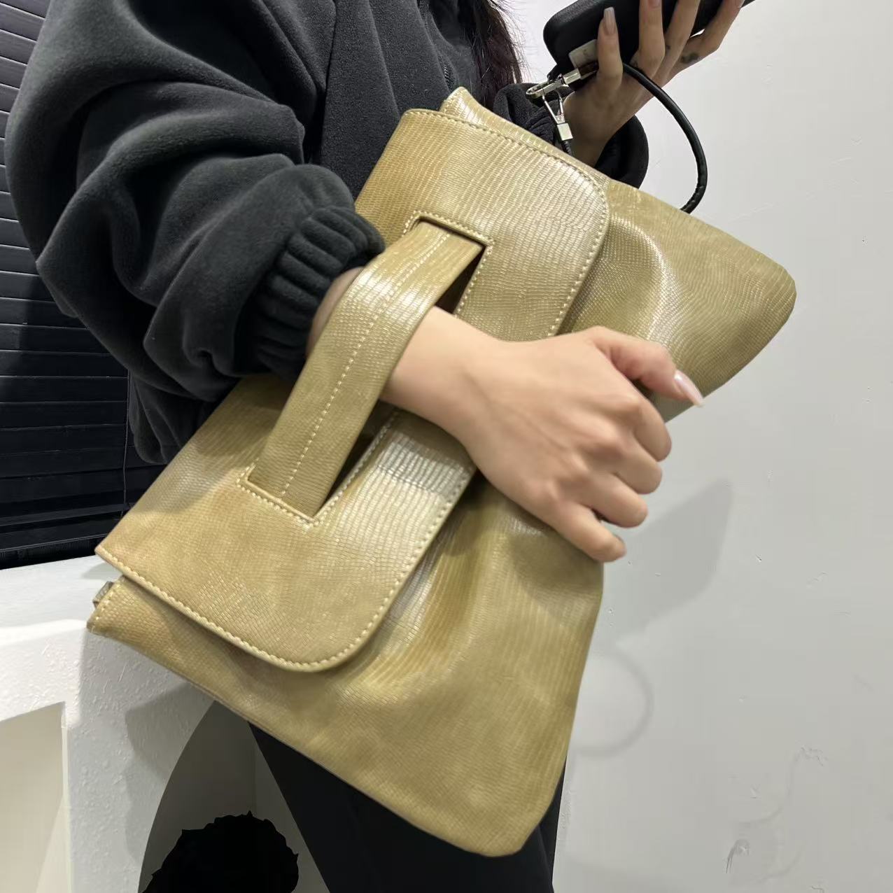 Women's Hand Fine Snake Pattern Clutch High Capacity Retro Official Women's Messenger Bag