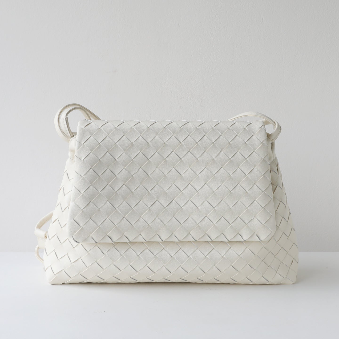 Women's High-grade Flip Hand-woven Commuter Leather Large Capacity Garbage Women's Shoulder Bag