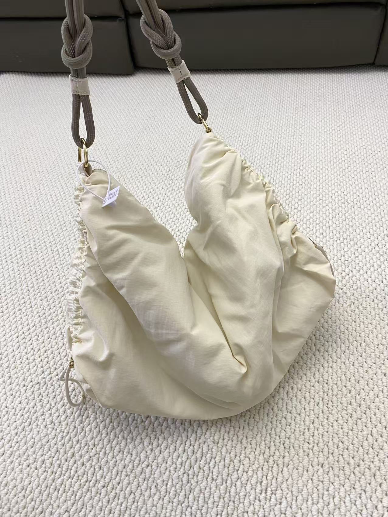 Popular Road Large Intestine Pleated Cloud Underarm Bag