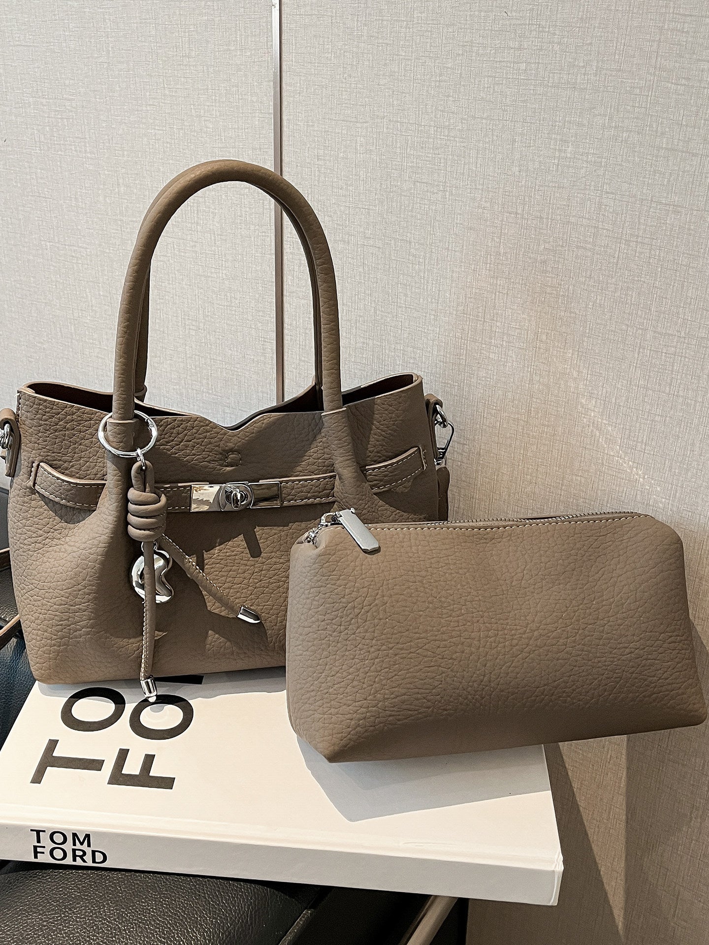 Versatile Female Simple Advanced Texture Commuter Underarm Bag