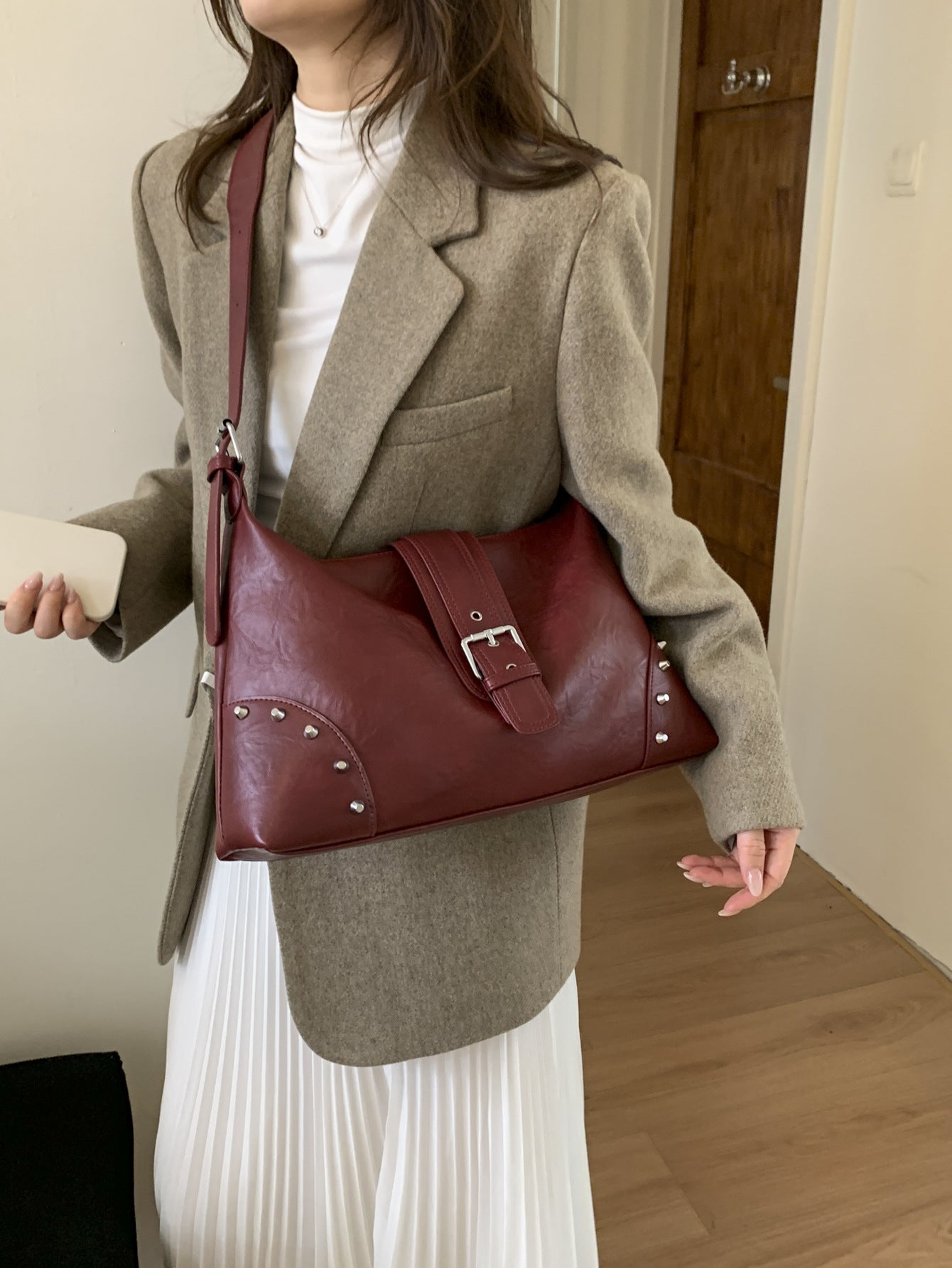 Women's Fashion Trends Motorcycle Western Style Decorative Rivets Women's Shoulder Bag