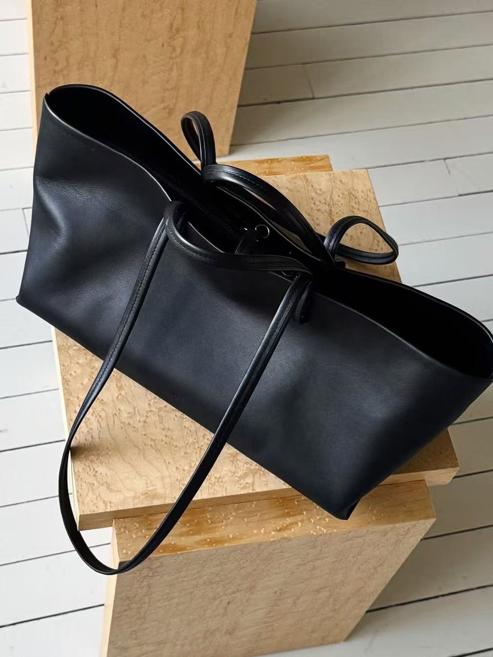 Niche Retro Dark Minimalist Large Capacity Women's Shoulder Bag