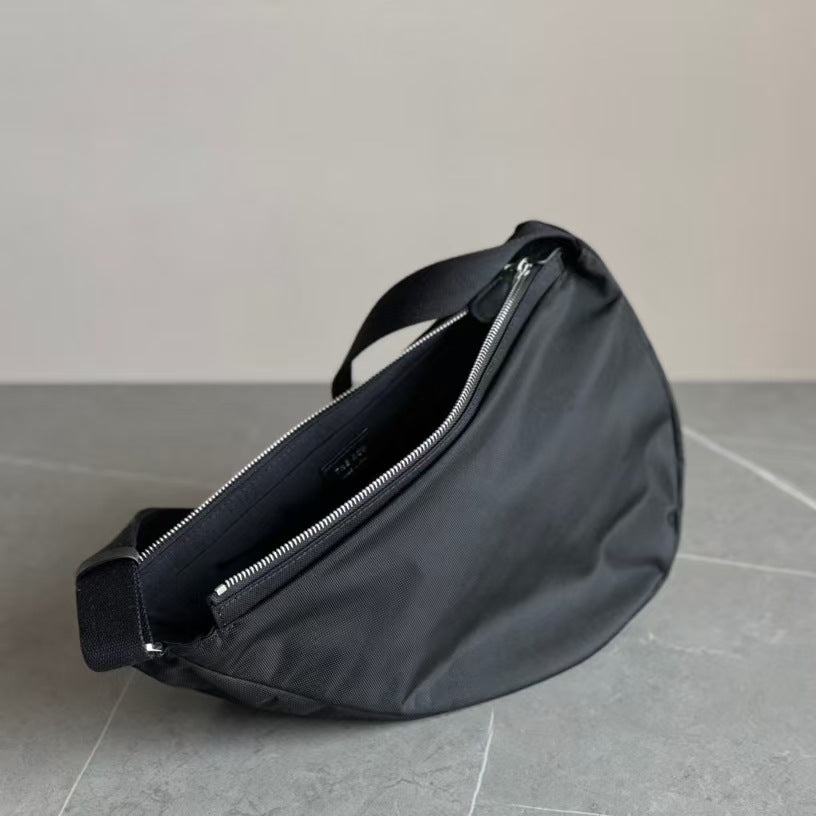 Unisex Nylon Simple Commute Banana Dumpling Women's Messenger Bag