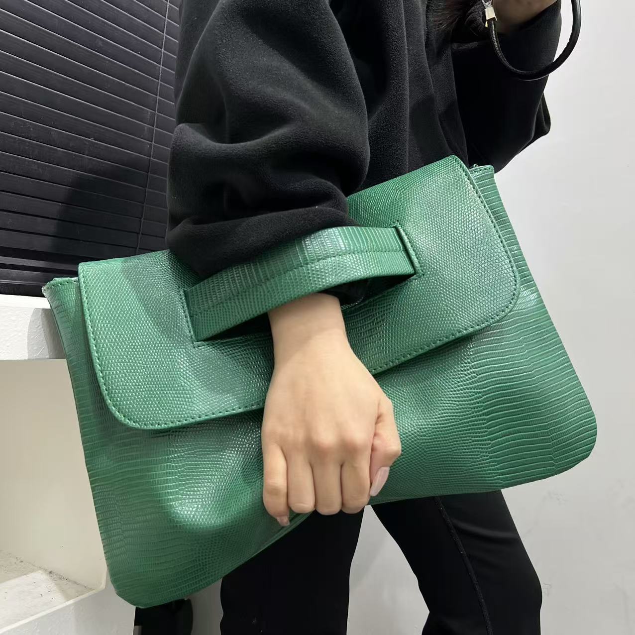 Women's Hand Fine Snake Pattern Clutch High Capacity Retro Official Women's Messenger Bag