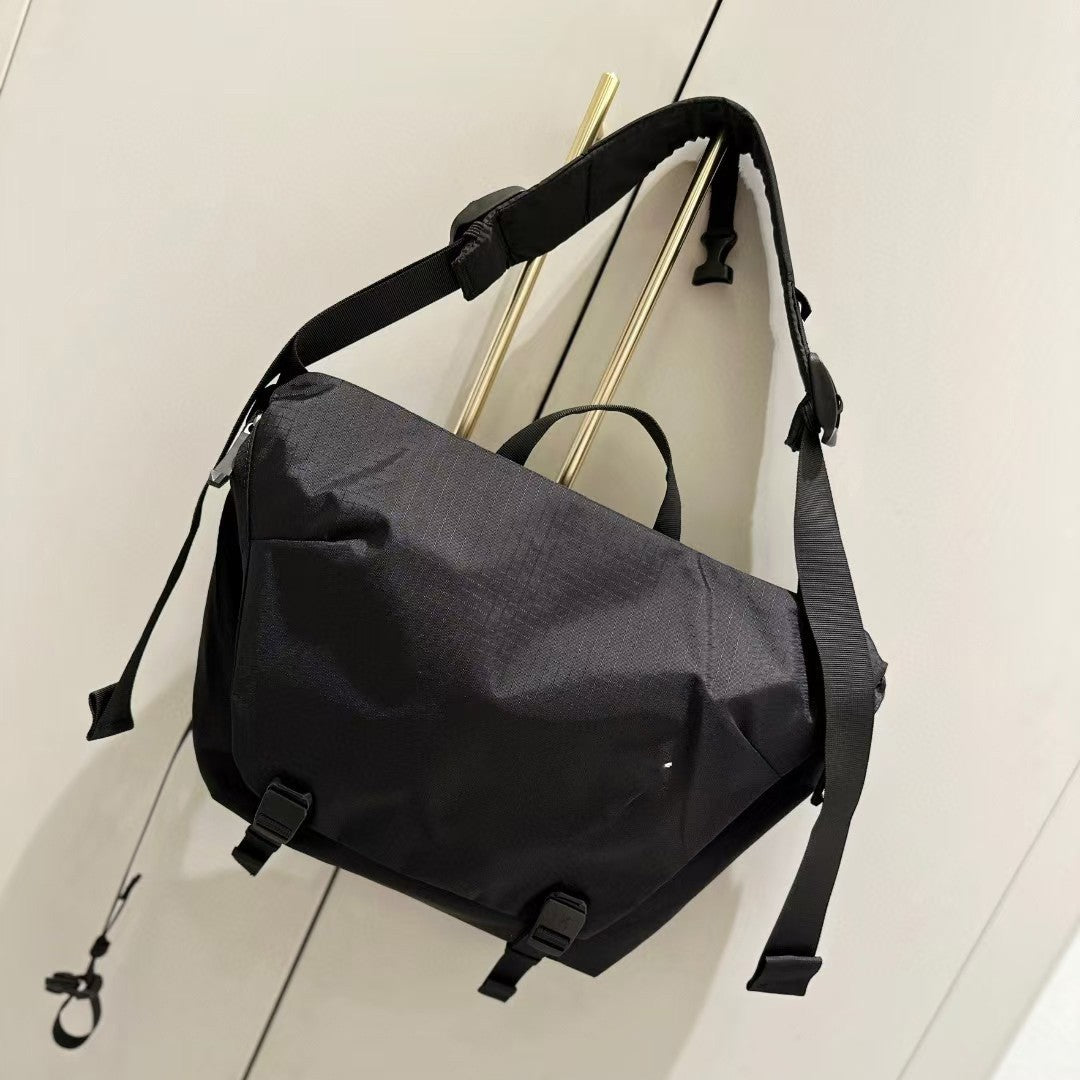 Chicken Skeleton Large Capacity Flip Back Women's Messenger Bag