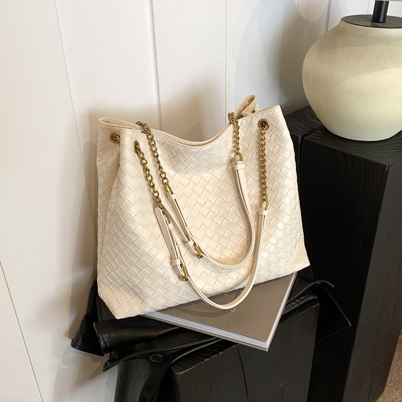 Women's Retro Affordable Luxury Hand-woven High-grade Large Capacity Commuter Tote Bags