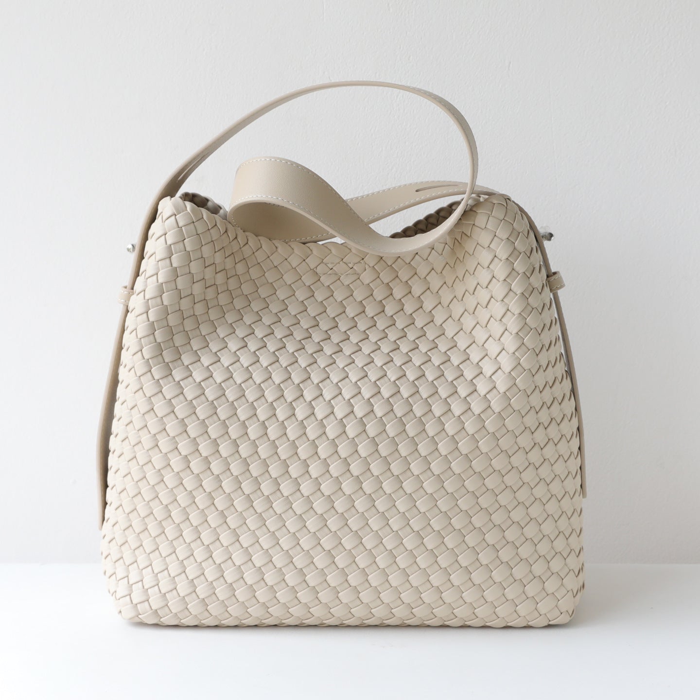 High-grade Handmade Woven Large Capacity Commuter Underarm Mother Leisure Bucket Bag