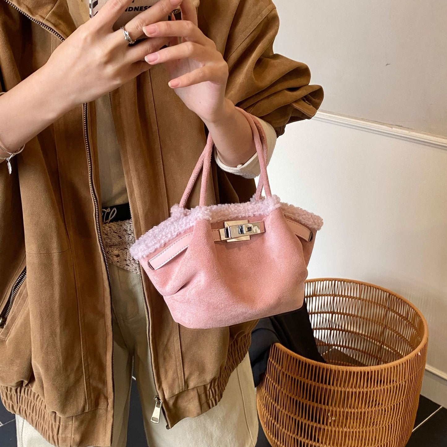 High-grade Retro Plush Female Niche Commuter Women's Handbag