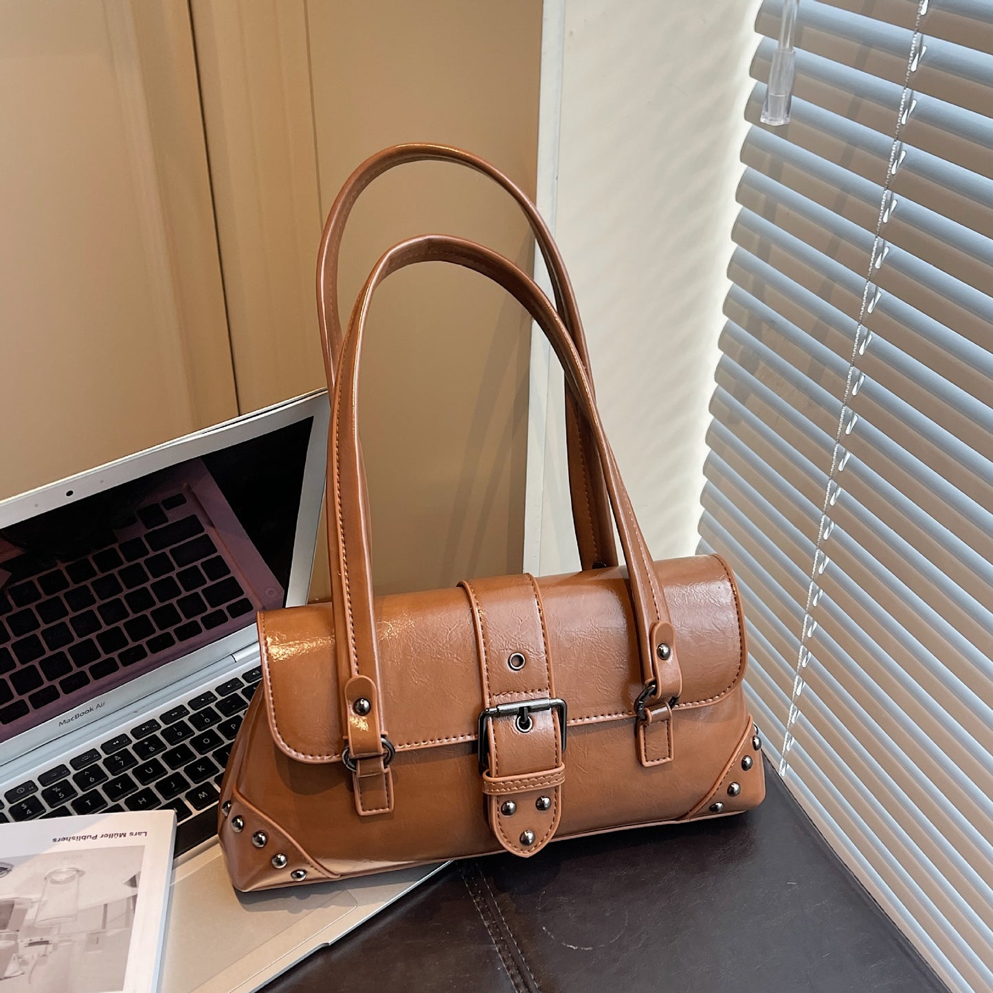 Hot Studded Fashion Retro Trendy Niche Underarm Bag