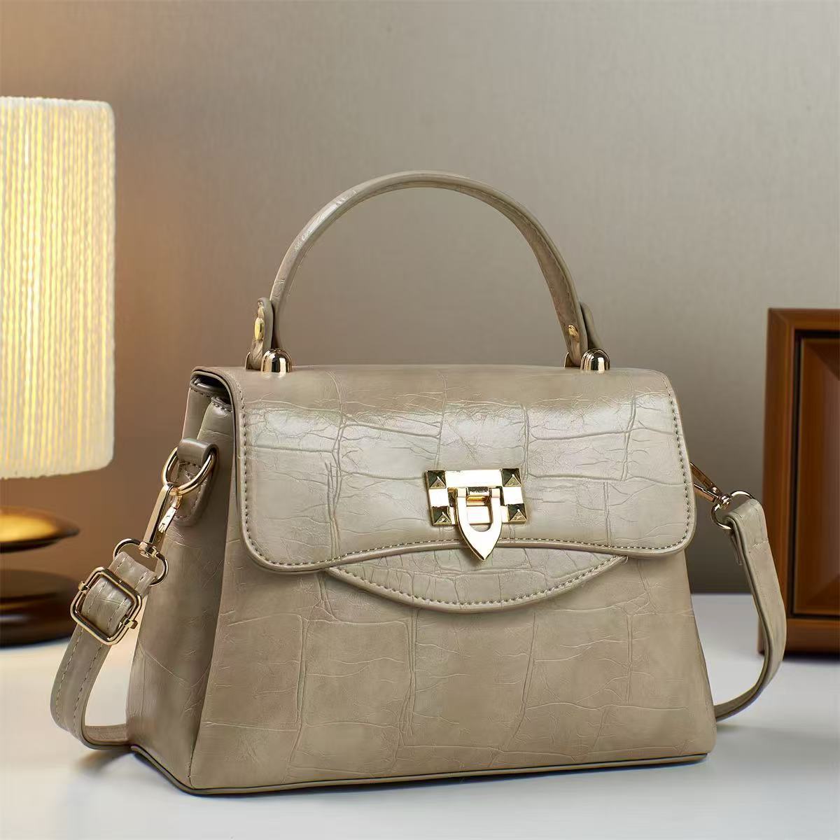 Women's Retro High-grade Fashionable Elegant Large Capacity Bags