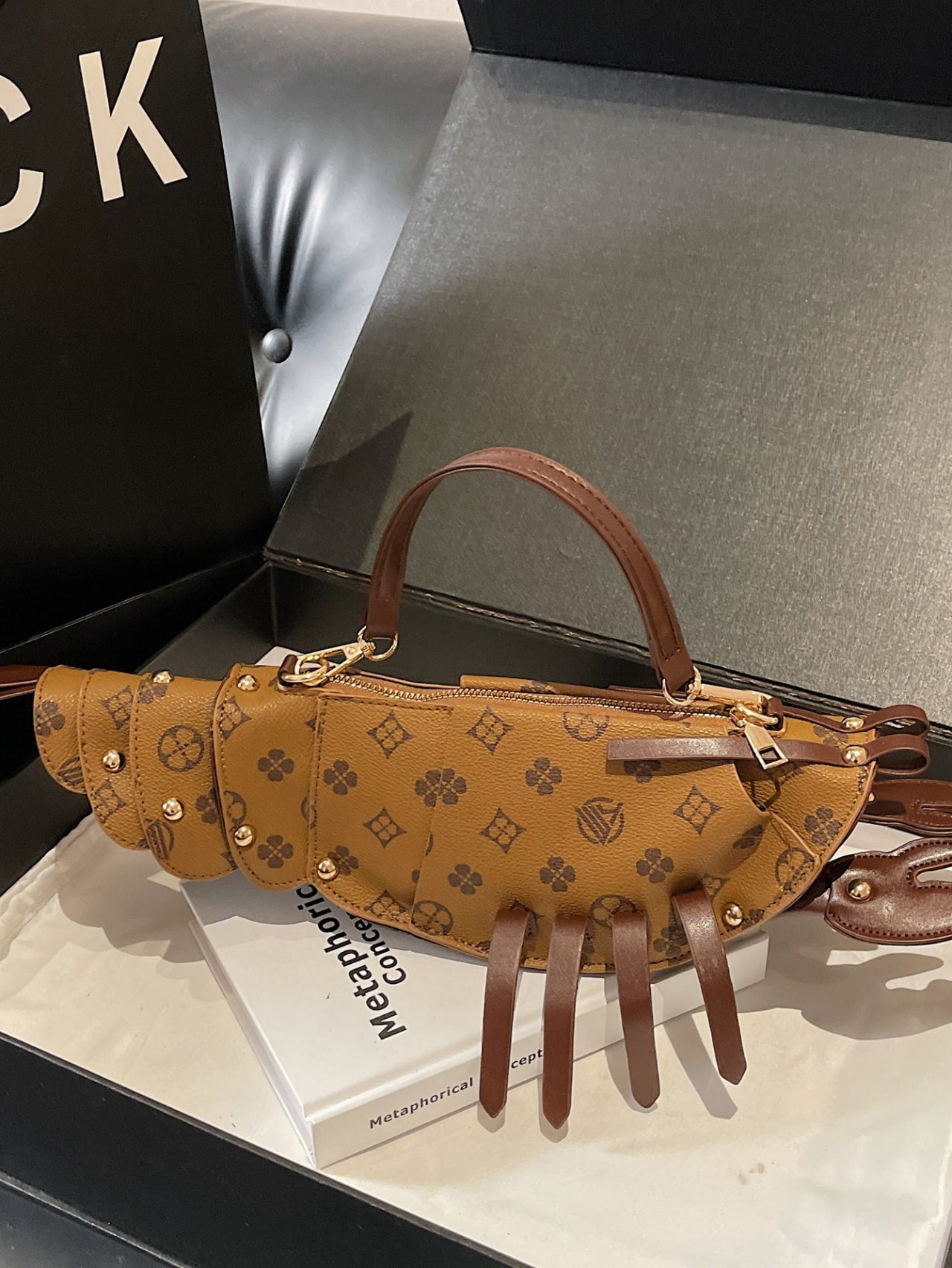 Creative Niche Fun Lobster Funny Old Women's Messenger Bag