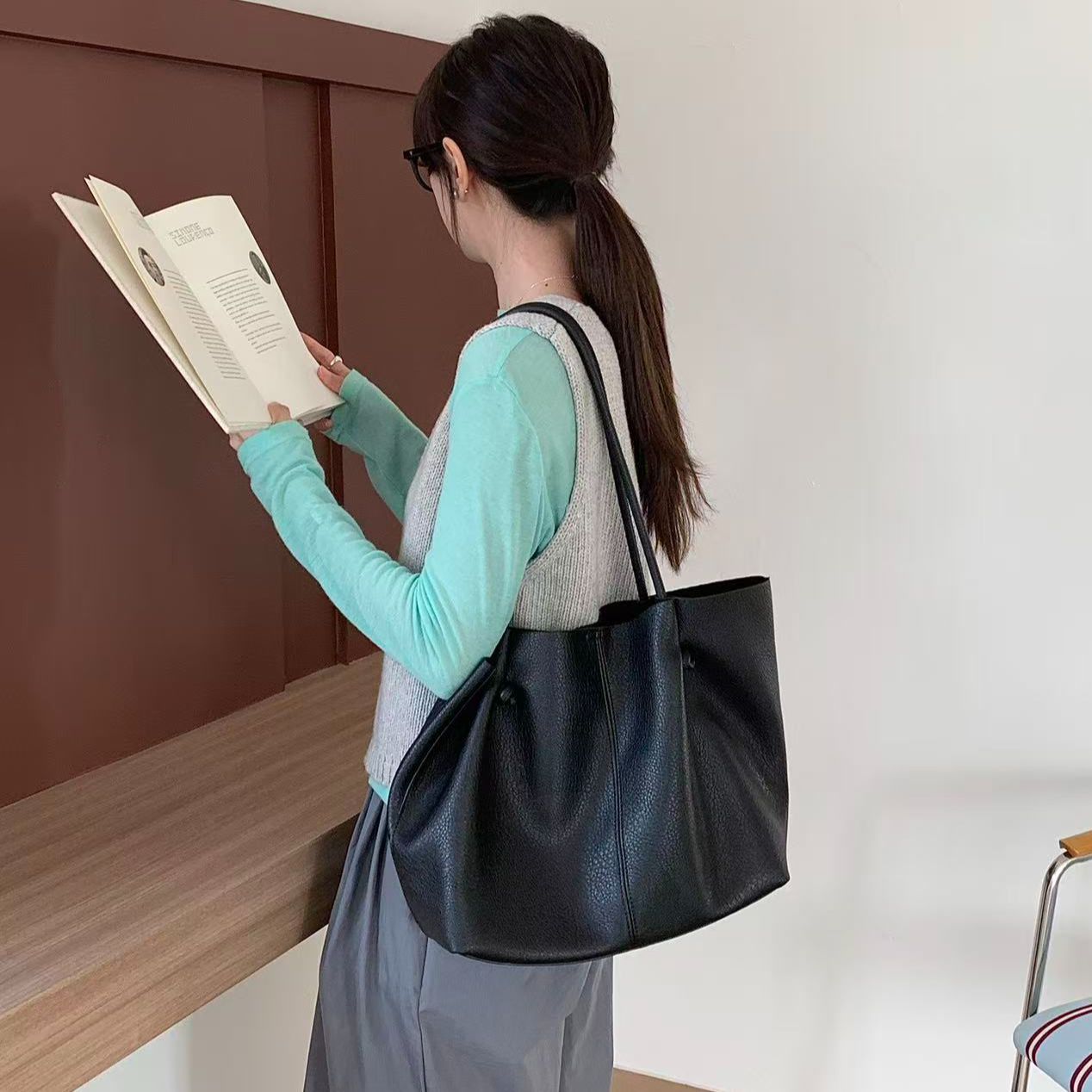 Women's Idle Large Capacity Solid Color Commute Easy Women's Handbag