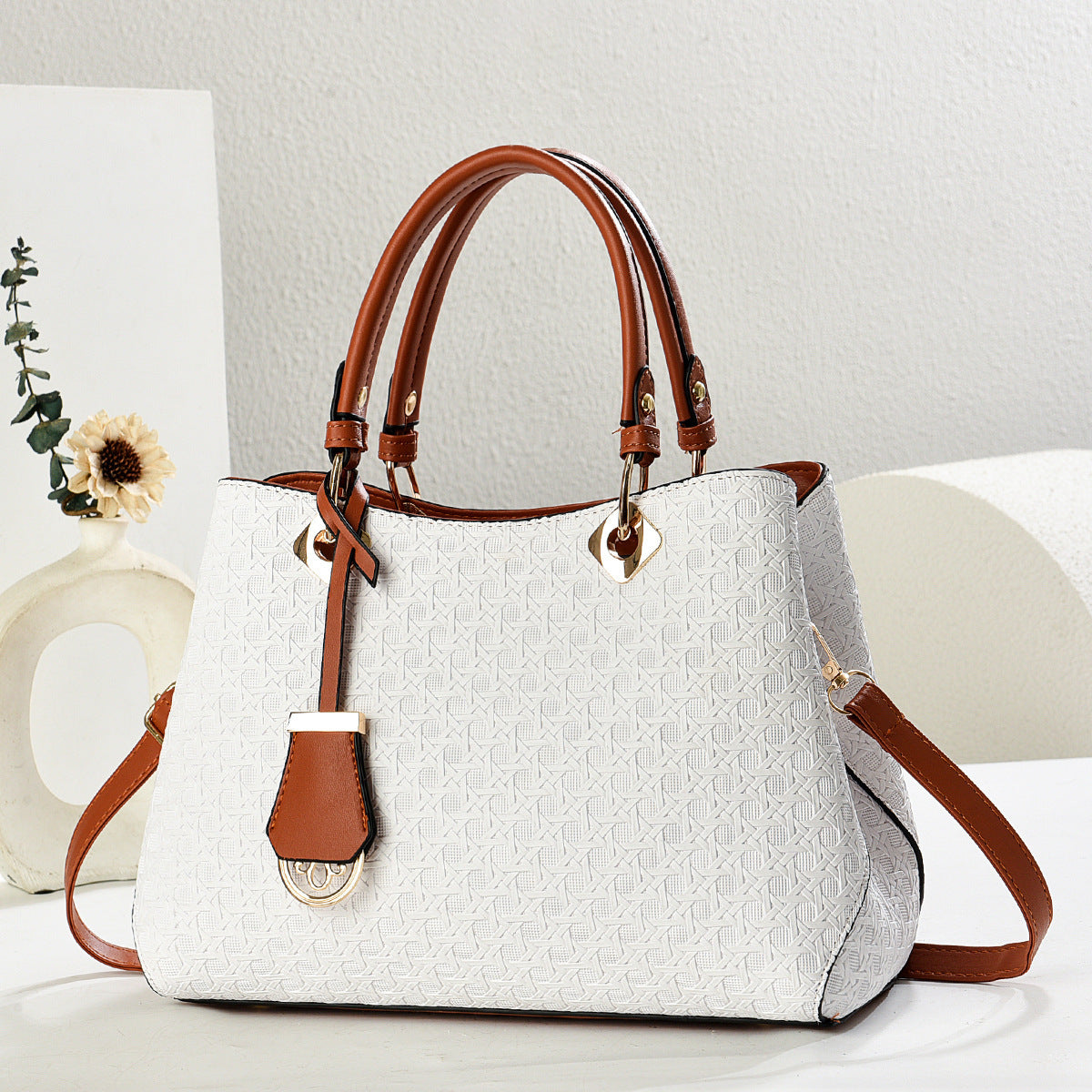 Attractive Women's Fashionable Large Capacity Lightweight Women's Handbag