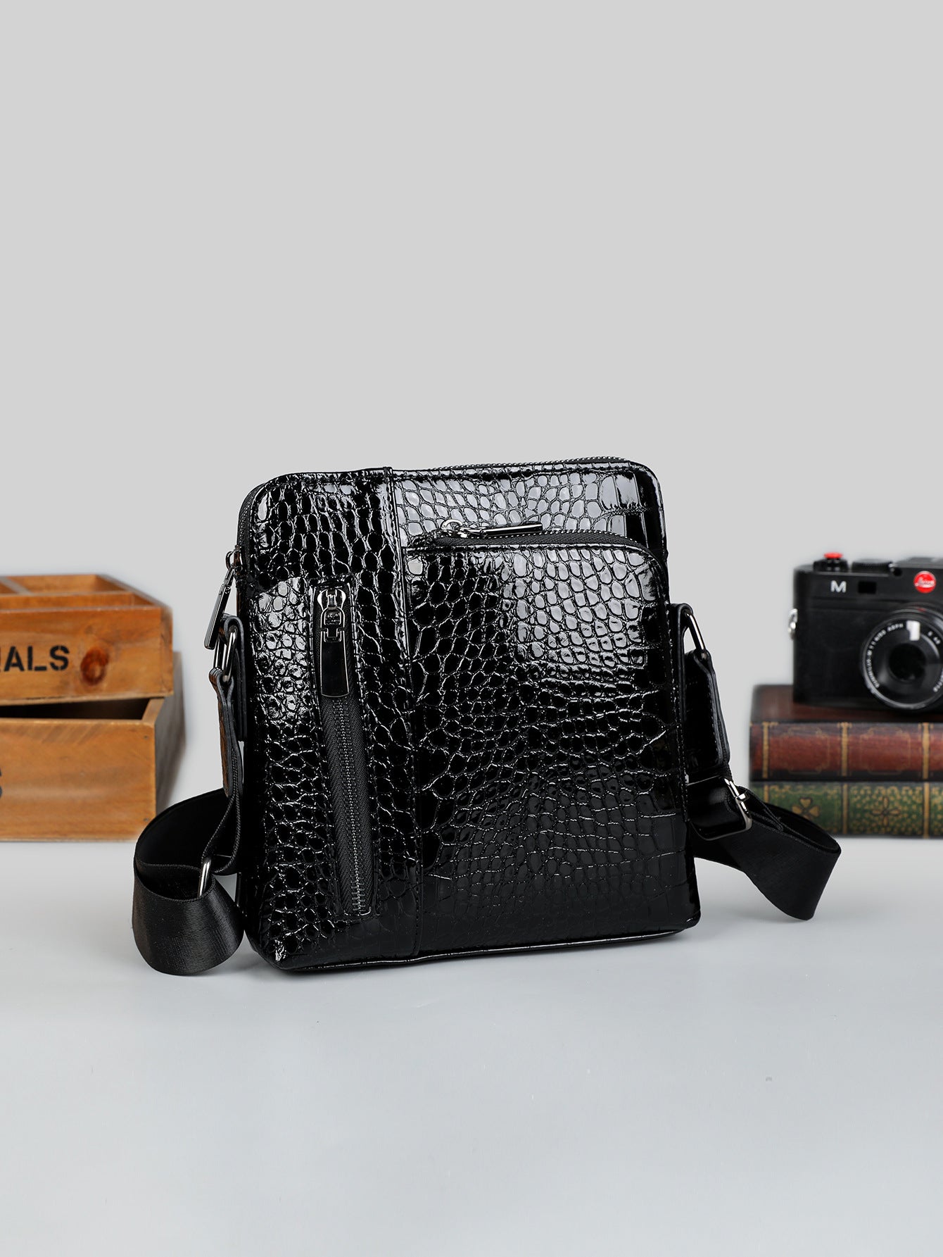 Men's Fashion Crocodile Pattern Soft Leather Business Commute Simple Men's Bags