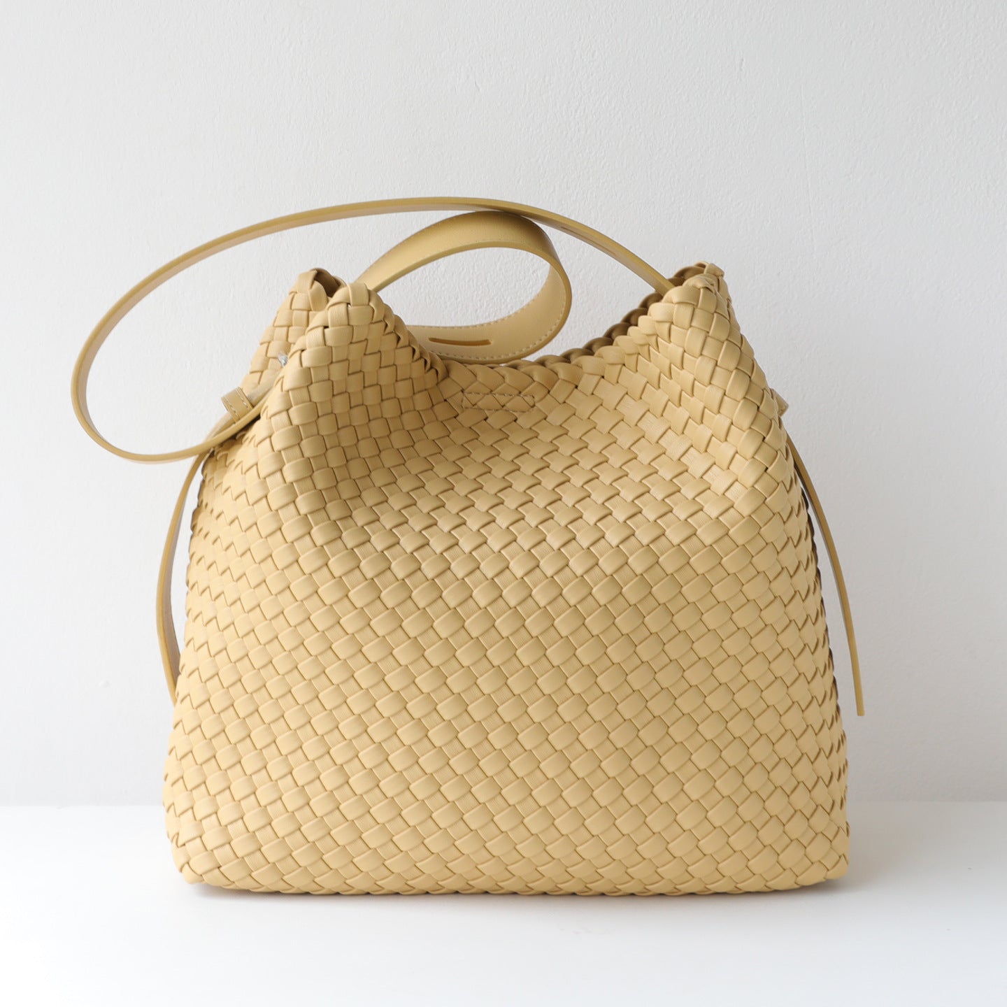 High-grade Handmade Woven Large Capacity Commuter Underarm Mother Leisure Bucket Bag