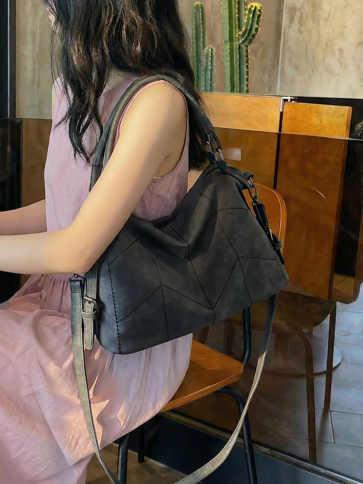 Women's Versatile Fashion Retro Large Capacity Portable Bags