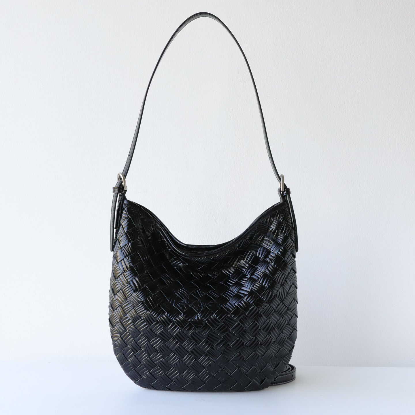 Women's High-grade Lightweight Woven Fashionable Leather Underarm Bag