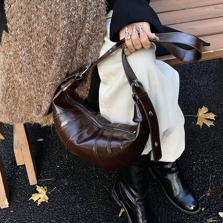 Women's Retro Horn Winter Tide Fashion Saddle Dumpling Women's Shoulder Bag