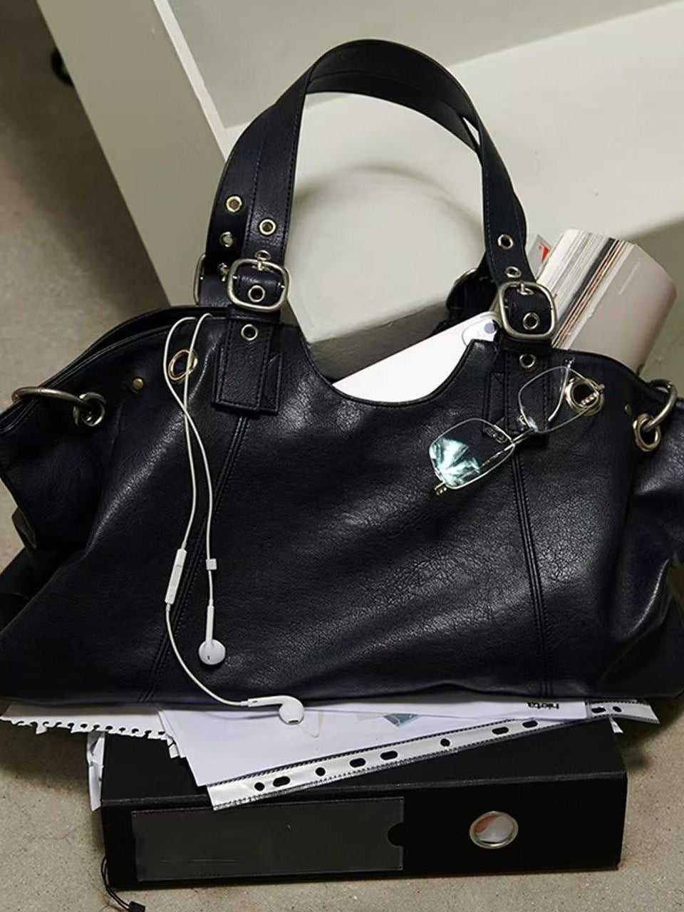 Women's Korean Style Simple Solid Color Oil Wax Leather Commuter Large Shoulder Bags