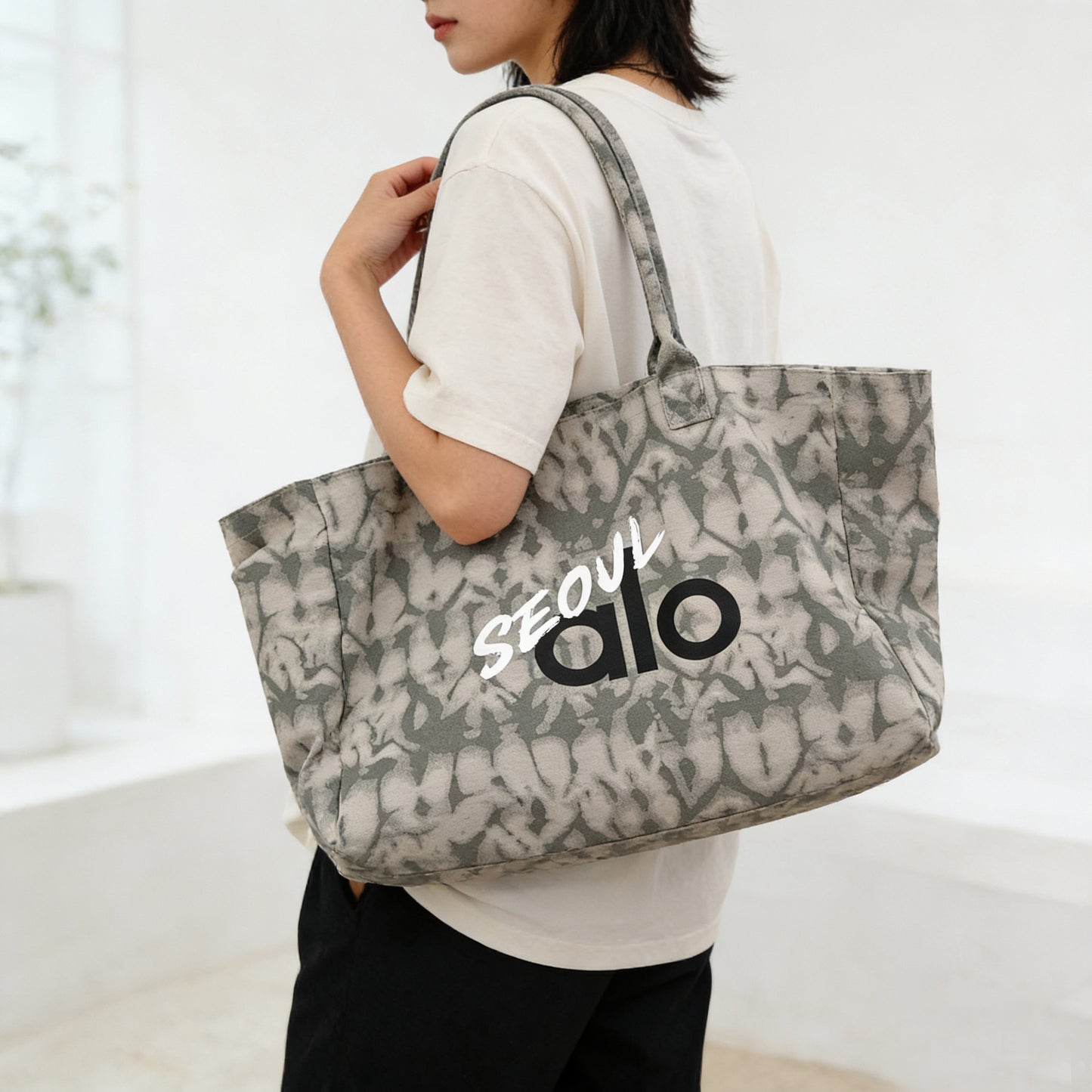 Women's Seoul Limited Canvas Large Capacity Commuter Handbags