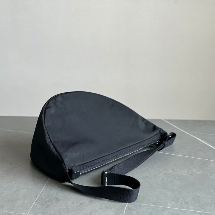 Unisex Nylon Simple Commute Banana Dumpling Women's Messenger Bag