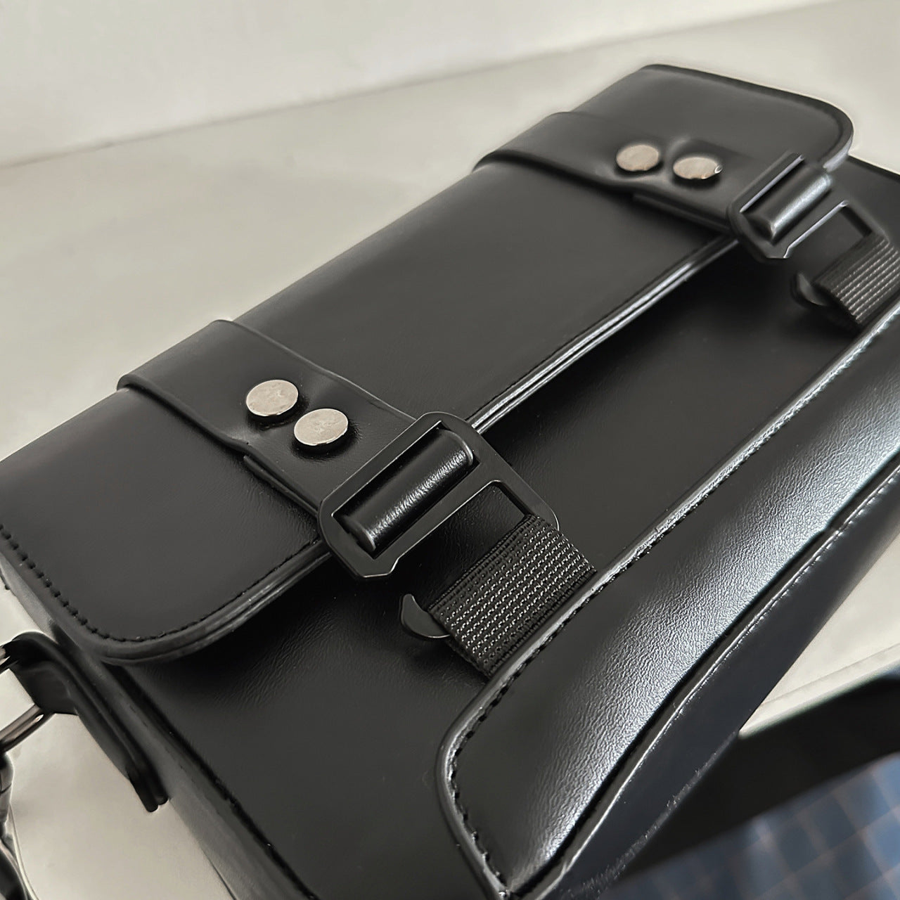 Women's & Men's Fashion Advanced Texture Punk Locomotive Style Men's Messenger Bag