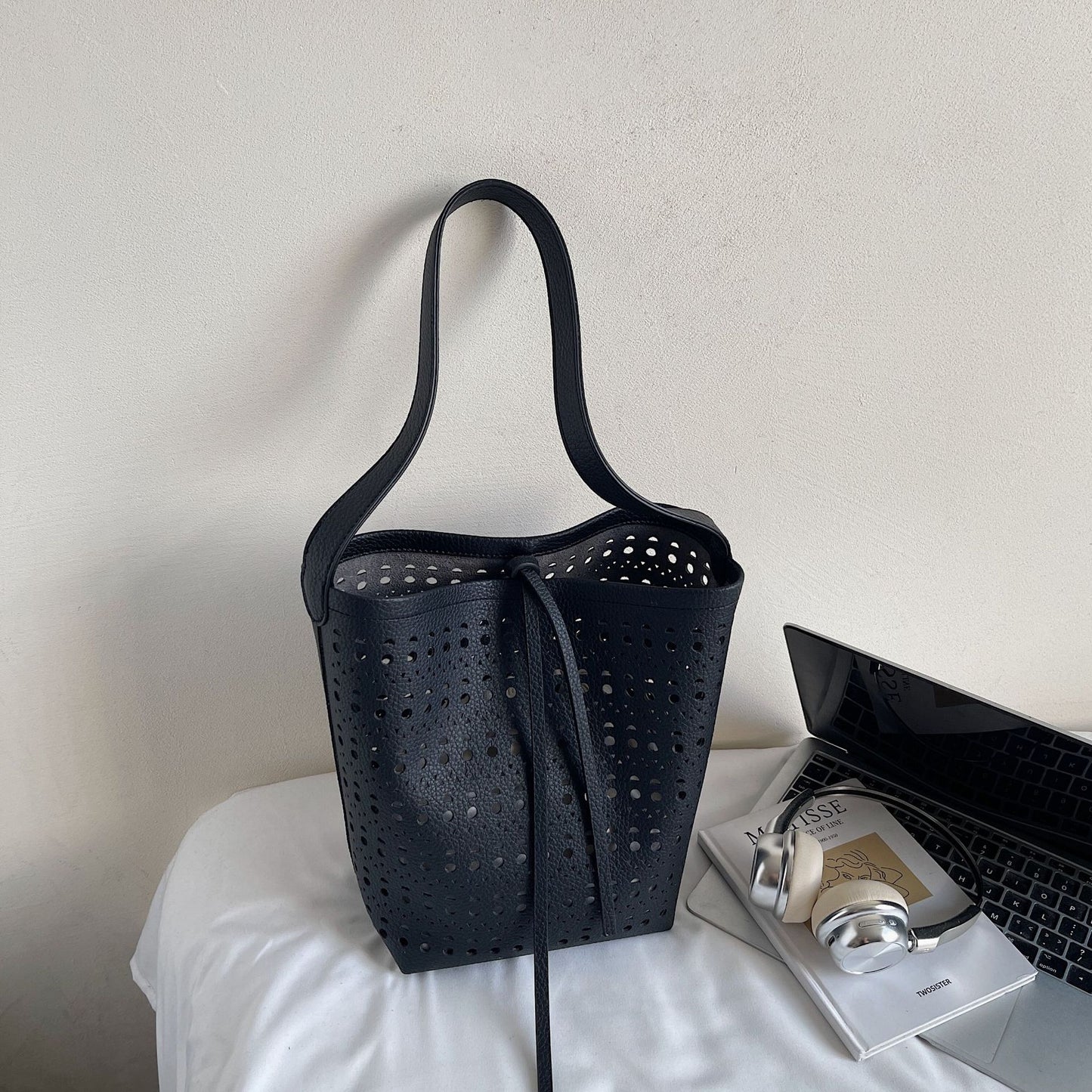Women's Niche Weaving Hollow Single Commuter Fashion Bucket Bag