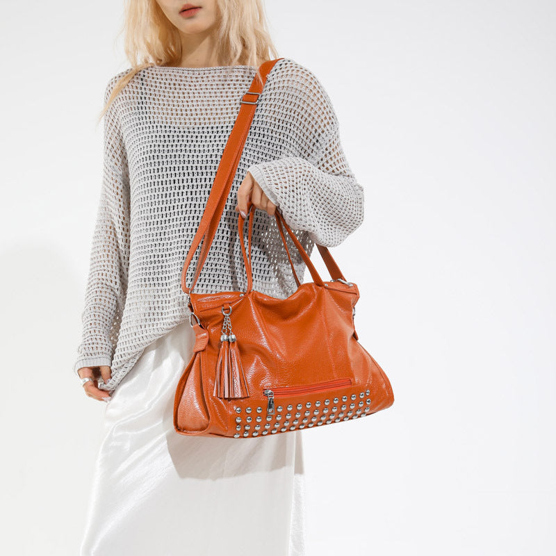 Women's Fashion Locomotive Big Rivet One Commuting Women's Shoulder Bag
