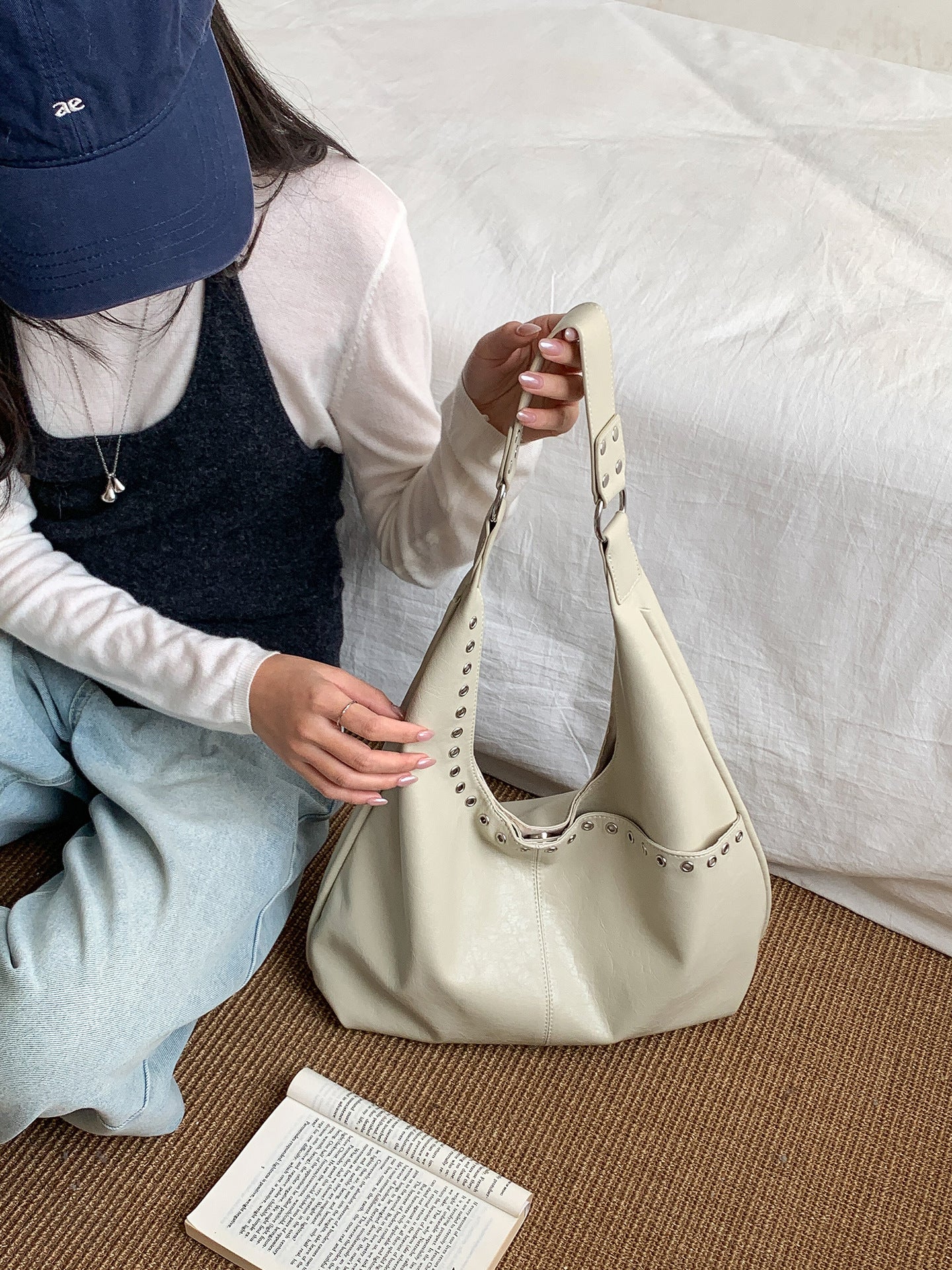 Women's Leisure Commute Rivet Horizontal Large Capacity Retro Style High-grade Tote Bag