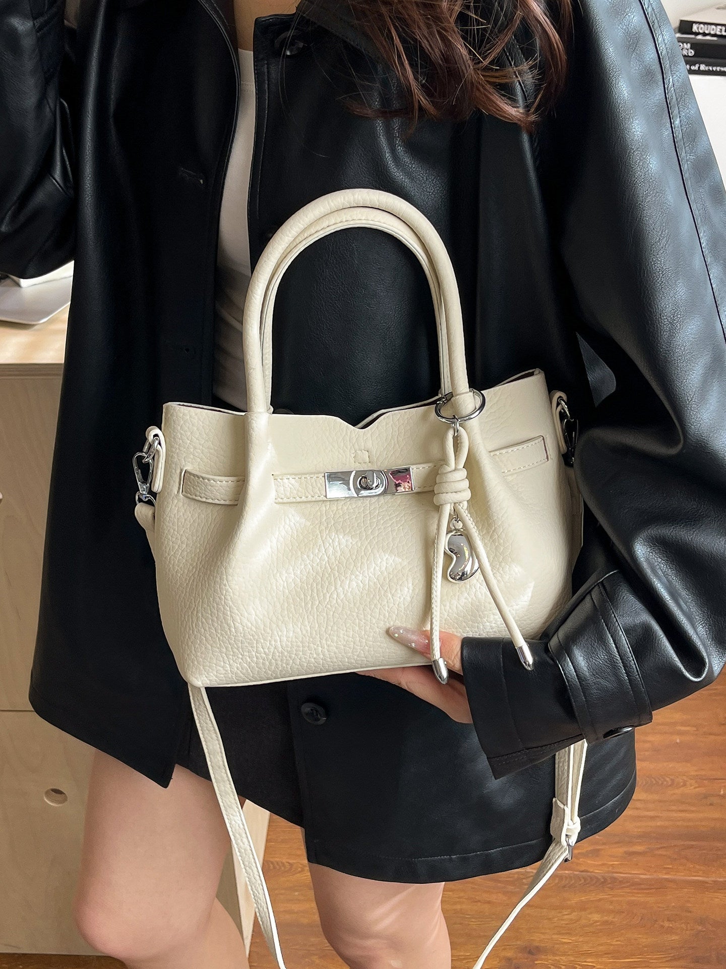 Versatile Female Simple Advanced Texture Commuter Underarm Bag