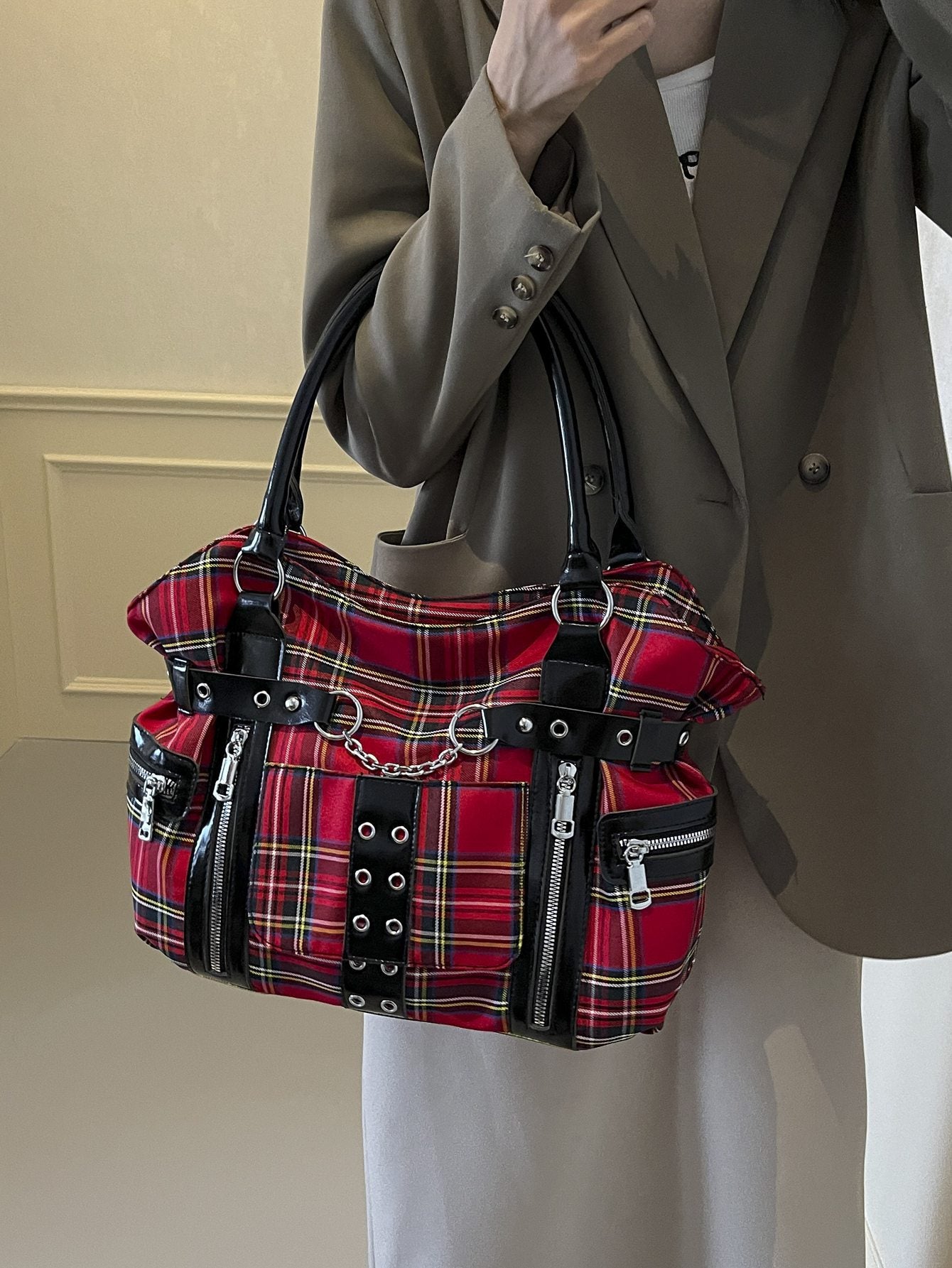 Women's Motorcycle Rivet Large Capacity Portable Class Women's Messenger Bag