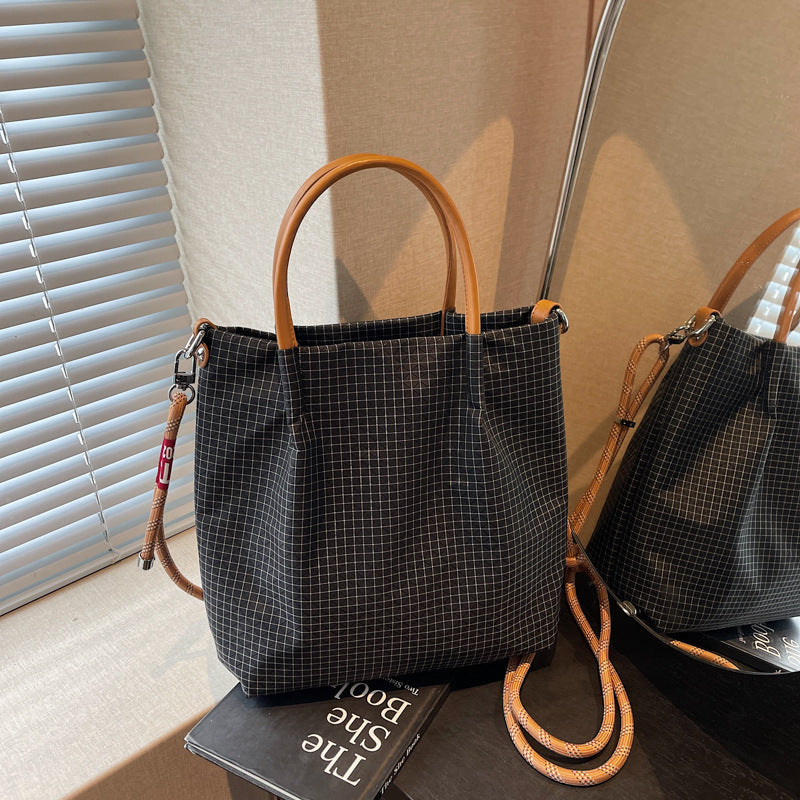 Women's Fashion Plaid Niche Portable Commuter Simple Women's Messenger Bag
