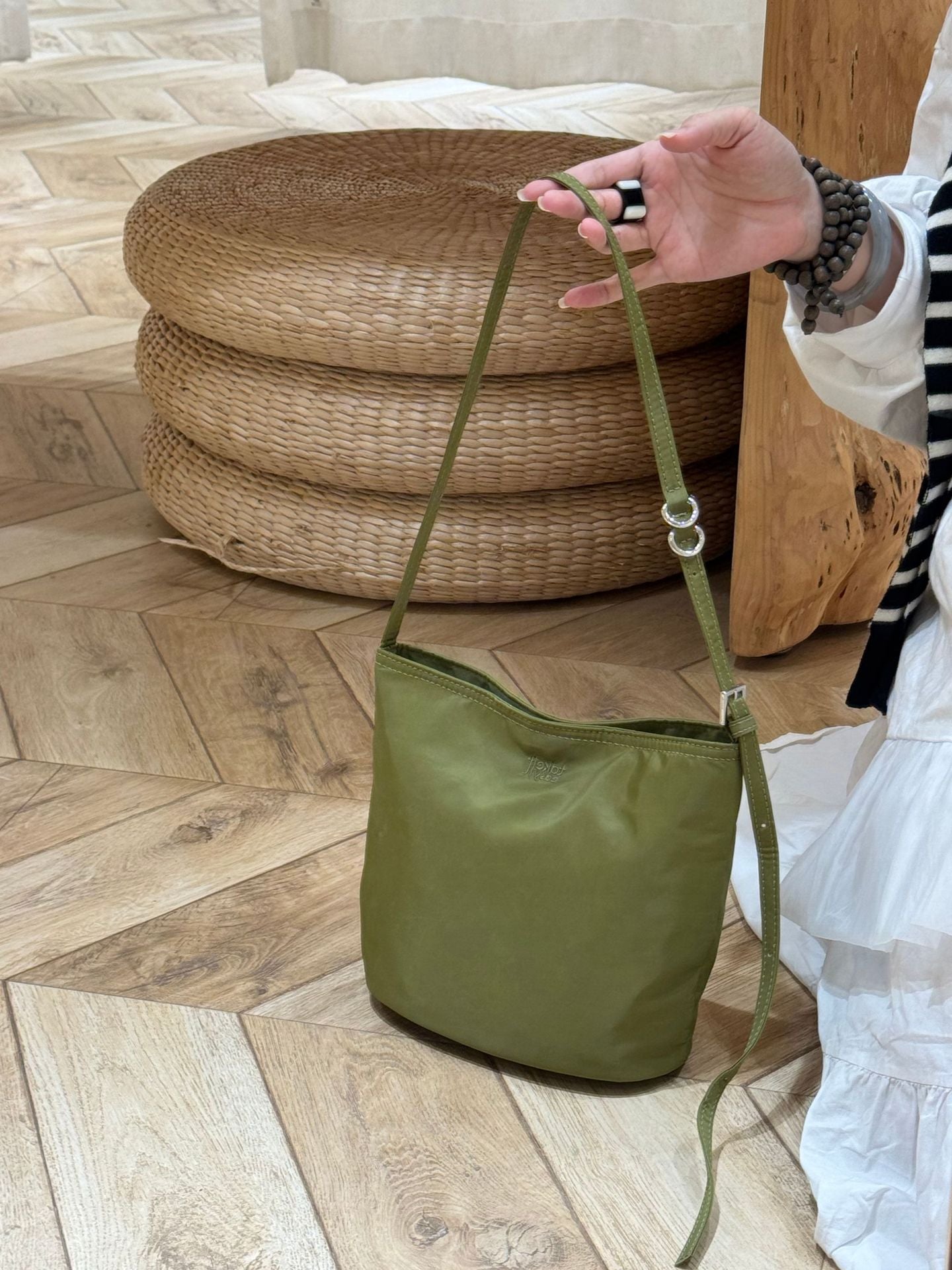 Women's Niche Nylon Cloth Lightweight Commute Minimalist Bucket Bag