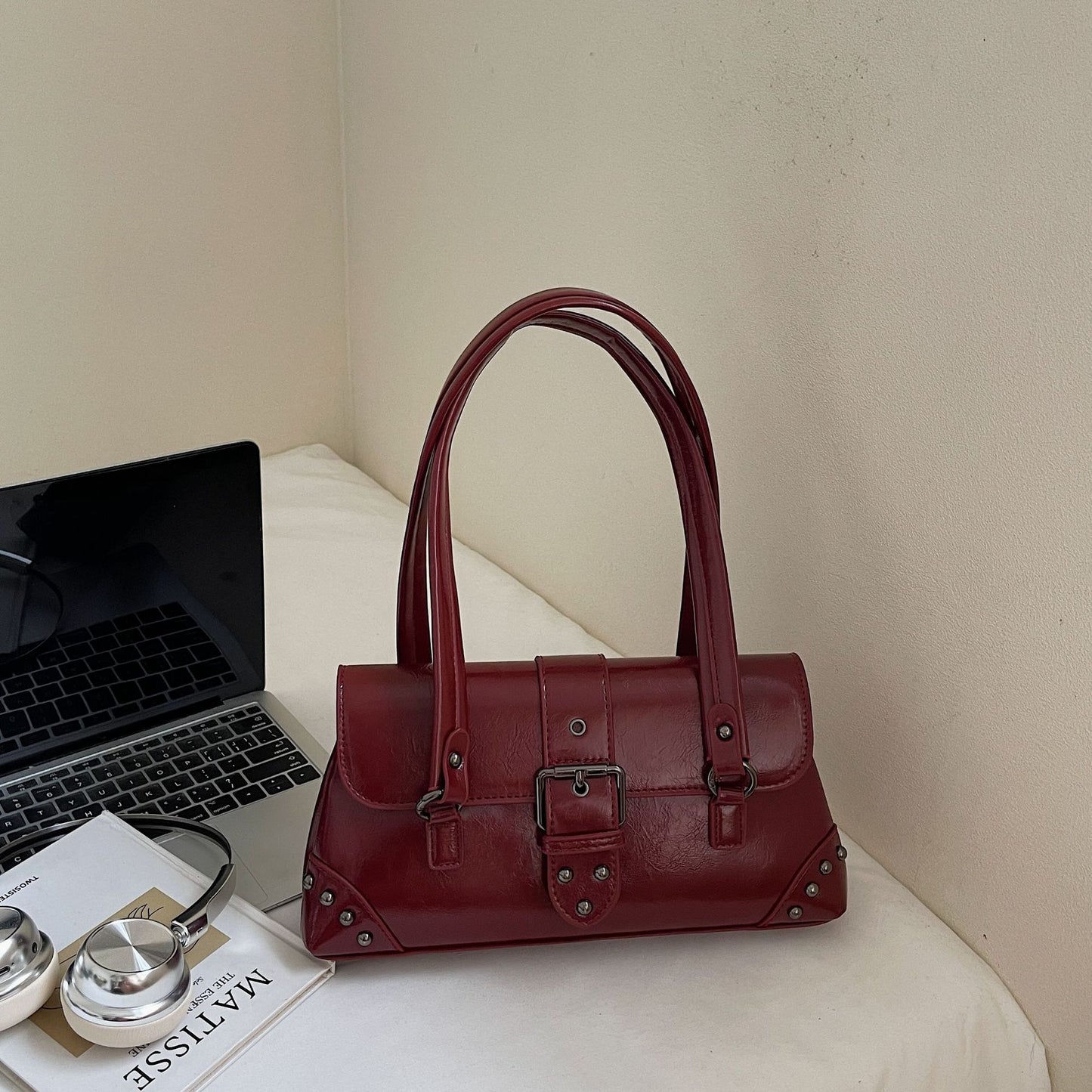 Hot Studded Fashion Retro Trendy Niche Underarm Bag
