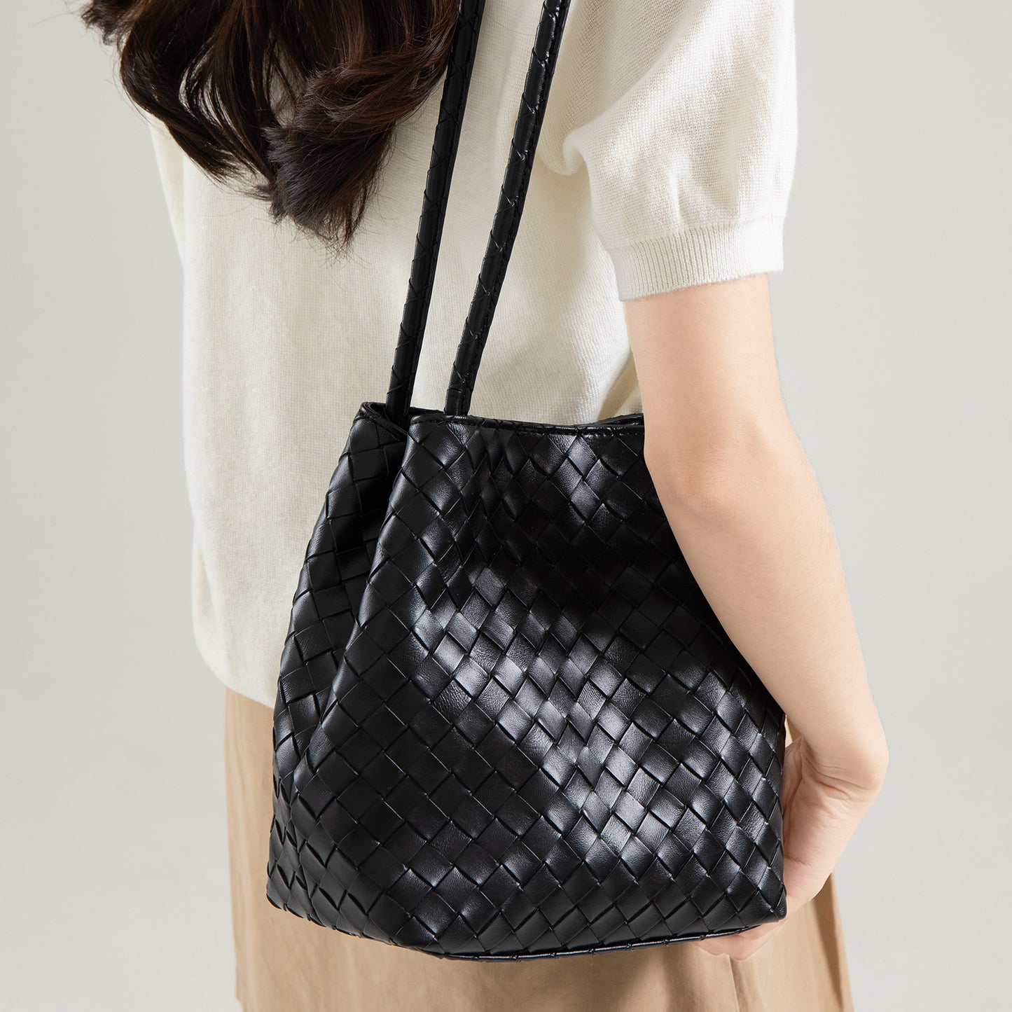 Women's High-grade Sense Woven Soft Leather Fashion Commuter Bucket Bag