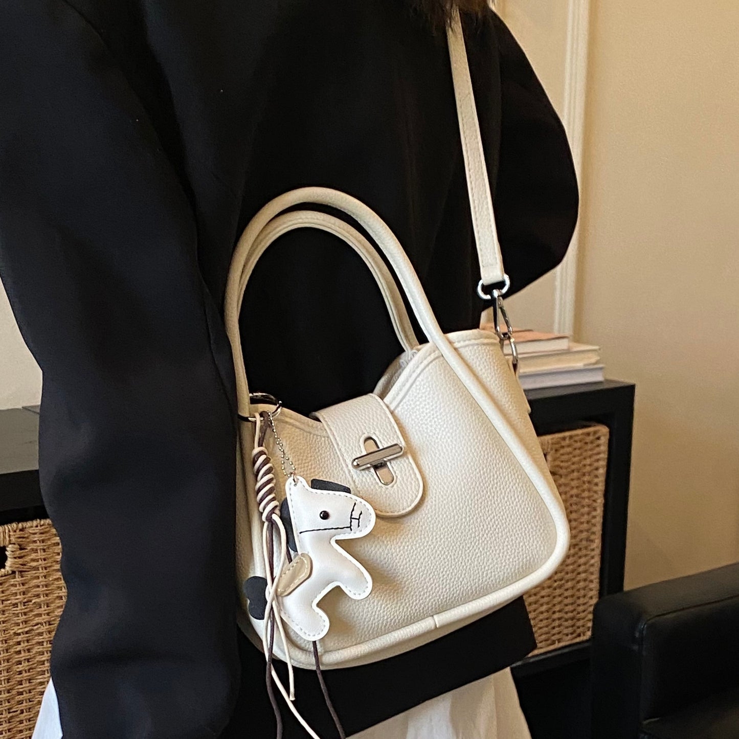 Women's Korean Style Commuter Portable Fashion Simple Bucket Bags