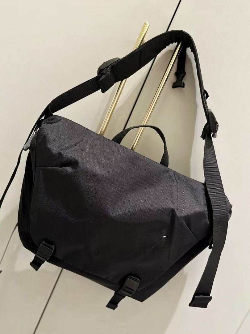 Chicken Skeleton Large Capacity Flip Back Women's Messenger Bag