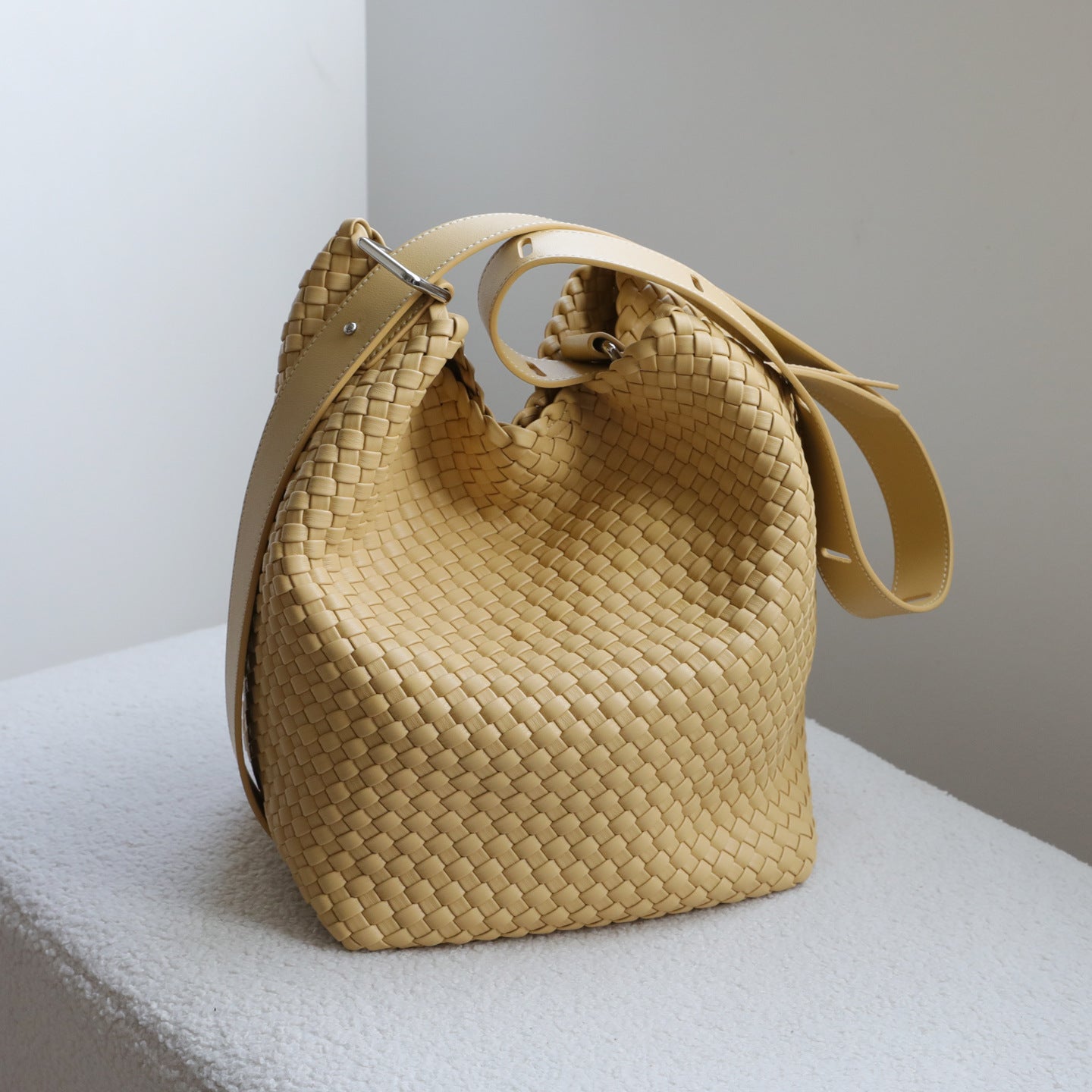 Simple Niche Hand-woven Loose Commuter Large Bucket Bag