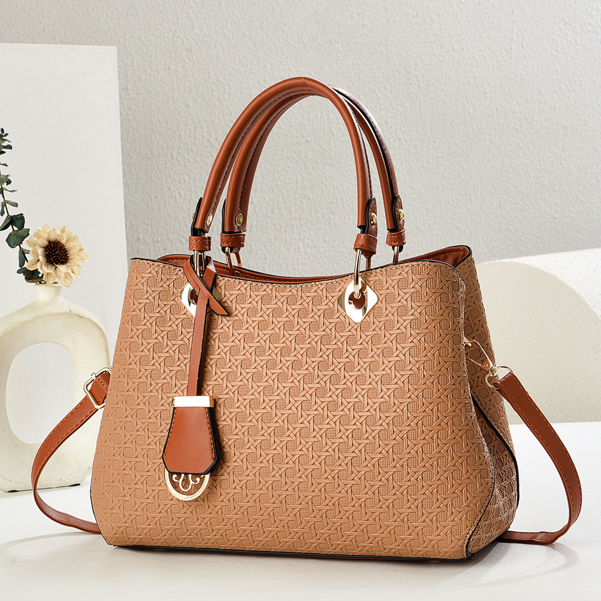 Attractive Women's Fashionable Large Capacity Lightweight Women's Handbag